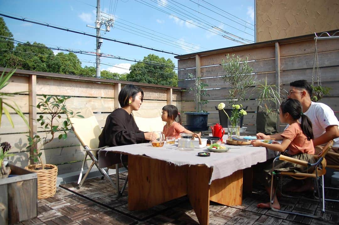 田中工務店／大阪／木の家のインスタグラム：「. 周りからの視線をうまく遮って 眺めたい景色だけを残す。  家族の大切な時間を 落ち着く、心地よい空間で過ごすことができます。  #tanakakomuten_balcony  すべての人に、豊かな人生を。 @tanaka.komuten は、大切な人との豊かな時間という価値を、設計士とつくる木の家づくりを通してお客様にお届けしたい、大阪北摂・吹田市にある工務店です。ぜひフォローください🤲🏻✨  誰も教えてくれない『住まいのレシピ』をメルマガ📮で好評発信中。詳細は @sumai.no.recipe をご覧ください。  #工務店がつくる家 #家づくり記録 #家づくりアイデア #暮らしの記録 #田舎暮らし #木の家 #家づくり記録 #家づくりアイデア #暮らしの記録 #田舎暮らし #育児日記 #北摂ママ #ベビスタグラム #部屋作り #おうちづくり #注文住宅 #大阪注文住宅 #新築 #マイホーム #マイホーム #outdoors #camping #ファミリーキャンプ #おうちキャンプ #グランピング #ベランピング #七輪 #デッキのある暮らし #アウトドア料理 #パパごはん  @hokusetsu_camp 絶賛応援中 北摂でキャンプをしよう🏕✨」