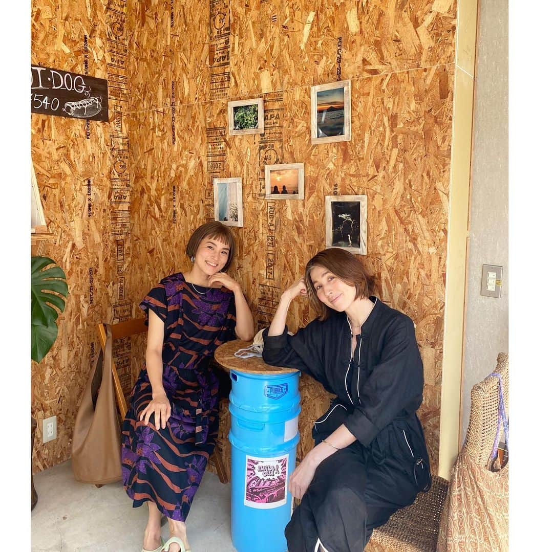 桃生亜希子のインスタグラム：「久々のお天気🌞✨ 　WIG被って初めてのお出かけ😂 　　知らない人はみんな気付かず、言っても自然だって言ってくれた。😆　 　たまに気分転換に帽子感覚でWIG、楽しいかもね！ 　海辺のランチ、気持ちよかったね🌈🌞✨」