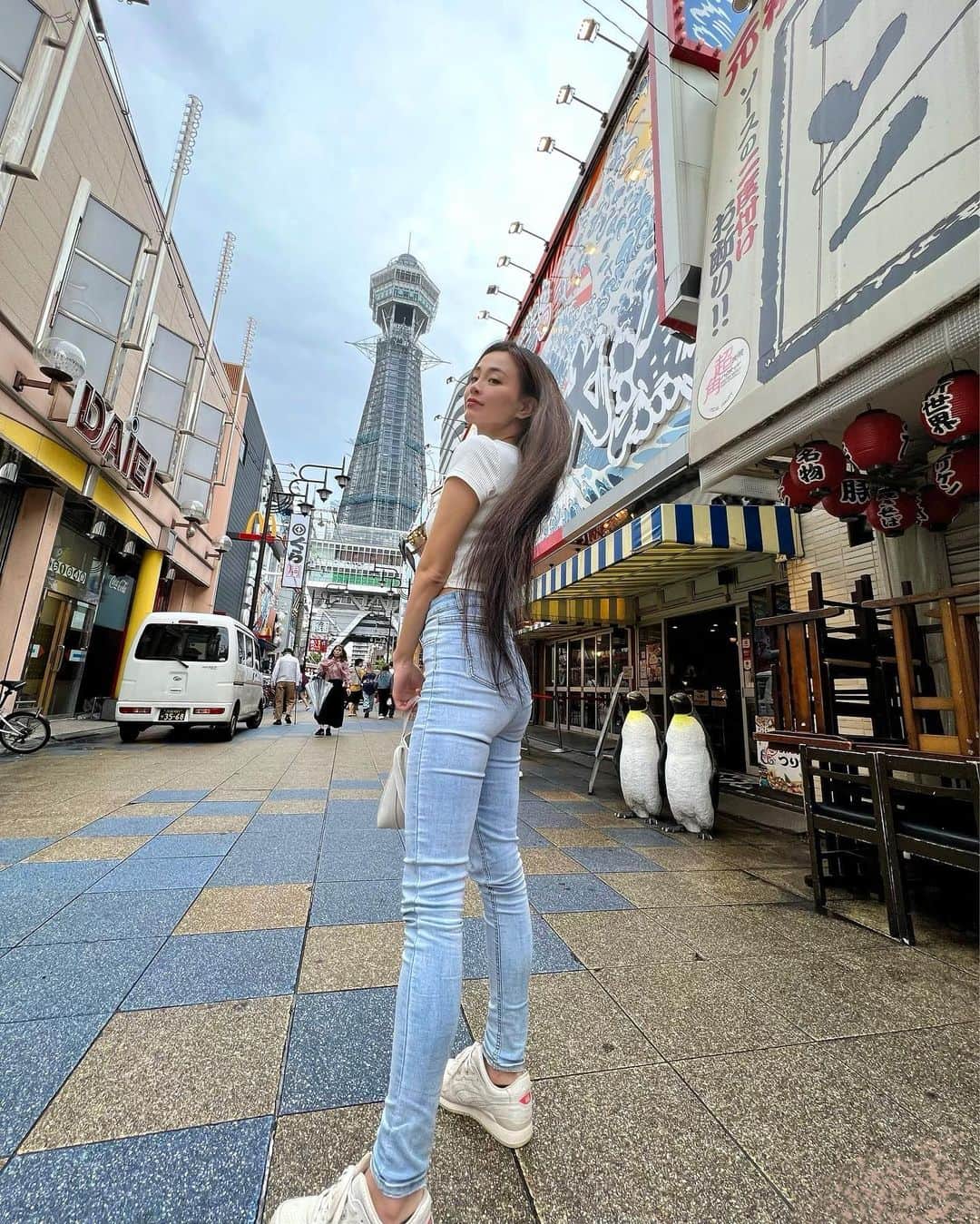 yumiさんのインスタグラム写真 - (yumiInstagram)「. やっほい6月👋 湿気で髪の毛パッサパサ💇‍♂️💬  大阪楽しかったー🎵🎢🗼🥢🩷 . . #新世界」6月1日 18時09分 - yumiiiiiiiii_