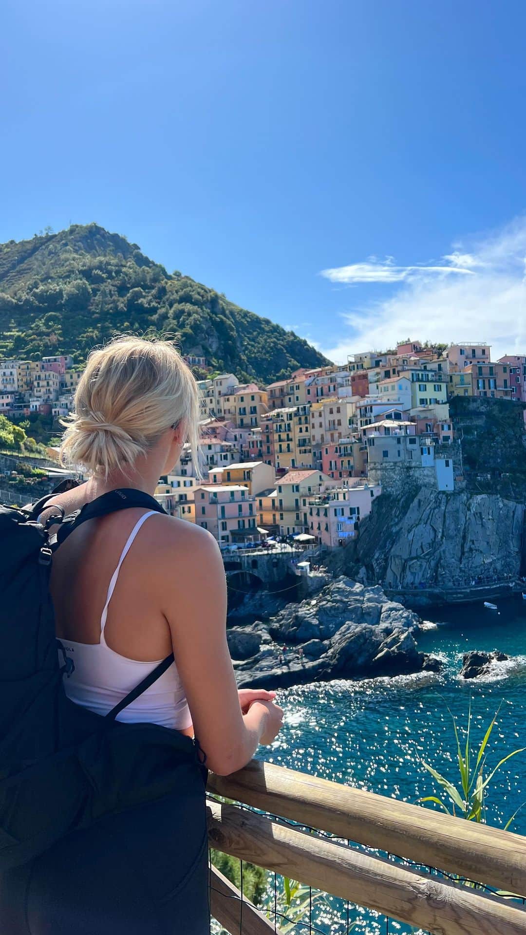 のインスタグラム：「Cinque Terre Hiking Itinerary 🇮🇹🥾  Hit like & save so you can use this later! ✈️   ➡️ Day 1: Levanto to Monterosso ➡️ Day 2: Riomaggiore to Vernazza ➡️ Day 3: Riomaggiore to Portovenere ➡️ Day 4: San Margherita Ligure to Portofino and San Fruttuoso  A full travel guide for the region with lots more detail & links to hiking trails is now live on my website 🥰♥️ #cinqueterre #cinqueterreitaly #hikingguide #hikingblogger」