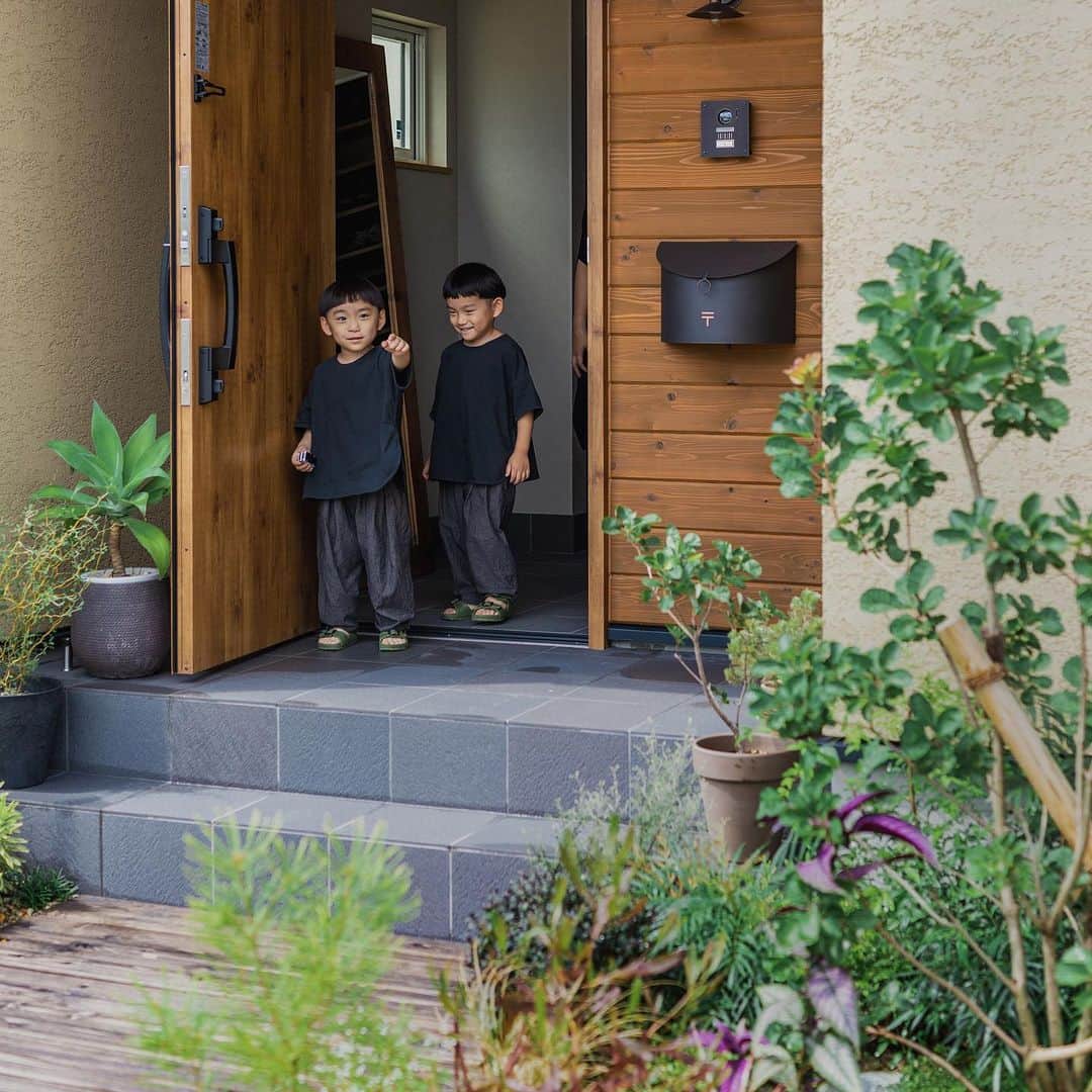 ルポハウス一級建築士事務所さんのインスタグラム写真 - (ルポハウス一級建築士事務所Instagram)「・ ・ 《緑植と共存する家》 Facade  黒ガルバとベージュの塗り壁で、シャープさの中にぬくもりを感じる外観。 ・ ドア周りの杉板貼りもワンポイントに。 植栽が映えるアプローチは、暮らしに彩りを添えます。 ・ ・ ・ 担当設計士/赤尾拓人 @takuhito_akao  ・ ・ ・ 𓐌𓐌𓐌𓐌𓐌𓐌𓐌𓐌𓐌𓐌𓐌𓐌𓐌𓐌𓐌𓐌𓐌𓐌  ルポハウスの施工事例はこちらまで☞ @reposhouse  𓐌𓐌𓐌𓐌𓐌𓐌𓐌𓐌𓐌𓐌𓐌𓐌𓐌𓐌𓐌𓐌𓐌𓐌 #ルポハウス は#ちょっとかっこいい家 を"友人のために" という思いでつくっています。 一生に一度の#マイホーム。 「あなたにしかできない」×「ルポハウスだからできる」で、 私たちだけの#家づくり を思いっきり楽しんでみませんか？！ ・ ・ ・ #住宅 #注文住宅 #新築一戸建て #デザイナーズ住宅  #一級建築士事務所 #設計事務所 #滋賀県の設計事務所 #外観 #外観デザイン #外観イメージ #ガルバリウム #ガルバリウム外壁 #ブラックガルバ #黒ガルバ #塗り壁 #ガルバと塗り壁の家 #杉羽目板 #リクシルタイル #陶絣 #300角タイル」6月1日 18時12分 - reposhouse