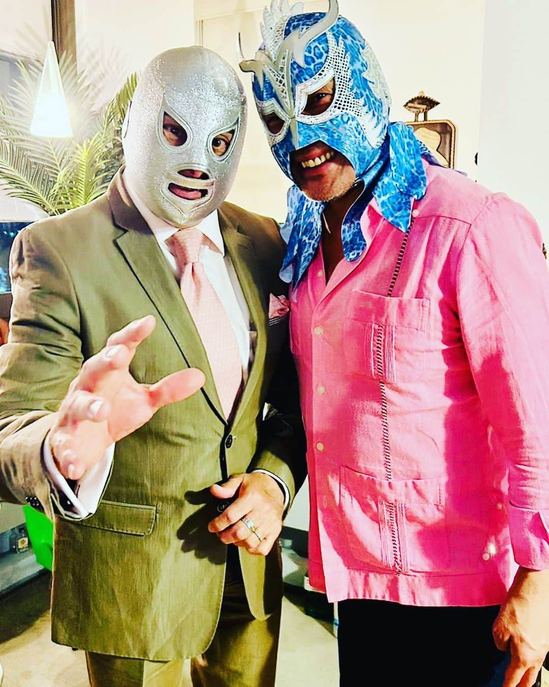 ウルティモ・ドラゴンさんのインスタグラム写真 - (ウルティモ・ドラゴンInstagram)「El Hijo del Santo  @ud_tiendaoficial  @dragongate_pro  @toru.kido  #聖者  #ホームパーティー  #ドレスコードはピンク  #のみ過ぎた @elhijodelsanto_oficial  @elhijodelsantoshop」6月1日 18時23分 - ultimodragon_oficial