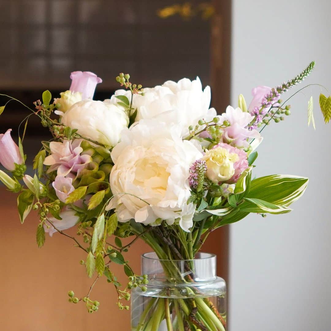 AOYAMA_HANAMOさんのインスタグラム写真 - (AOYAMA_HANAMOInstagram)「優美な白い芍薬と淡いピンクの花々の、上品な花合わせ。 ・ 白い芍薬をメインに、カンパニュラやトルコキキョウ、クルクマなど。白と淡いピンクの旬の花々でお作りした「#季節の花の定期便」です。ブルーベリーの実、ランダムな動きのグリーンスケールなどを添えて、穏やかで上品なデザインに仕上げました。 ・ 白い芍薬といっても、純白のものもあれば、ベージュやアイボリーに近い色味の品種もあります。同じ色でも微妙に異なる花色を比べてみるのも面白いですね。 ・ 青山花茂の「#季節の花の定期便」は、その時期に最適な花を使ってフラワーデザイナーがひとつひとつお作りしています。 これからの季節、涼しさを感じる花々を飾ってみてはいかがでしょう。ぜひ花のある暮らしをお楽しみください。 - - - #aoyamahanamo #青山花茂 #お花のある生活 #花が好きな人と繋がりたい #花を飾ろう #花のある暮らし #花のあるくらし #花のある日常 #癒しの花 #季節の花 #旬の花 #花のサブスク #フラワーサブスクリプション #お花の定期便 #季節の花の定期便 #季節の花の定期便プレミアムプラン #芍薬 #シャクヤク #ピオニー #トルコキキョウ #カンパニュラ #ベロニカ #クルクマ #グリーンスケール #花瓶活け #花束 #ブーケ #ナチュラルブーケ #初夏の花」6月1日 18時17分 - aoyama_hanamo