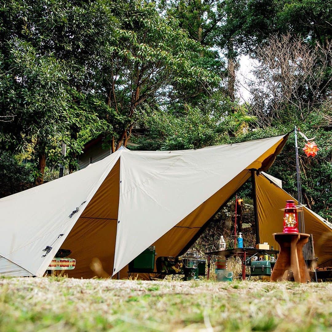 キャンプ情報サイト［ランタン］さんのインスタグラム写真 - (キャンプ情報サイト［ランタン］Instagram)「CAMP SMILE STYLE ／ キャンプの楽しみはお酒と食事！ 静かな森に囲まれて今日は何を飲もうか ＼ いろんなキャンパーのキャンプスタイルを現地取材と一般キャンパーからの投稿で数多く掲載してます。 . . 詳しくは @lantern.camp webサイトをご覧ください . . #camp #camping #camplife #outdoor #travel #trip #lantern_smile #キャンプ #キャンプ用品 #アウトドア #テント #自然 #旅行 #キャンプ初心者 #キャンプ好きな人と繋がりたい #アウトドア好きな人と繋がりたい #camper #外遊び #キャンプスタイル #かぶとの森テラス #デュオキャンプ #デュオキャン #COLONISTA #コロニスタ #ランタンシェード #Coleman #コールマン #STANLEY #スタンレー」6月1日 18時17分 - lantern.camp