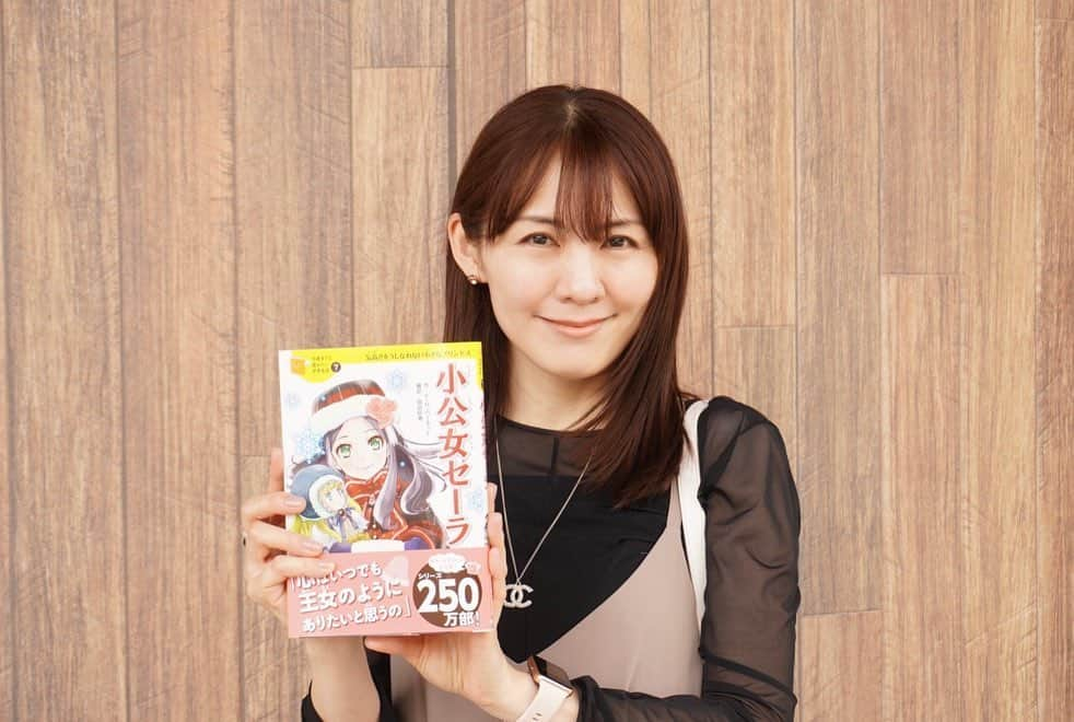 真坂美帆のインスタグラム：「📕  美穂infoです⭐️  Amazonオーディブル 「10歳までに読みたい世界名作 【小公女セーラ】」を朗読しました📕  10歳までに…と書いてあるけど 大人でも改めて読んでみてもいいと思います✨  オーディブルもぜひ♪  レビューに良い感想いただけたら、励みになります。 よろしくお願いします🙏☺️  #オーディブル  #世界名作  #10歳までに読みたい世界名作  #小公女セーラ  #gakken  #声優  #桜坂美穂」