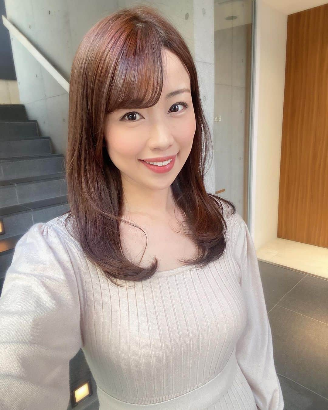 道岡桃子のインスタグラム：「ふんわりしていただきました✨  元々ストレートヘアなので、  しっかりセットしても  家に着く頃には真っ直ぐになってます笑  #ふんわりヘア  #ストレートヘア #ヘアセット  #アナウンサー  #女子アナ」