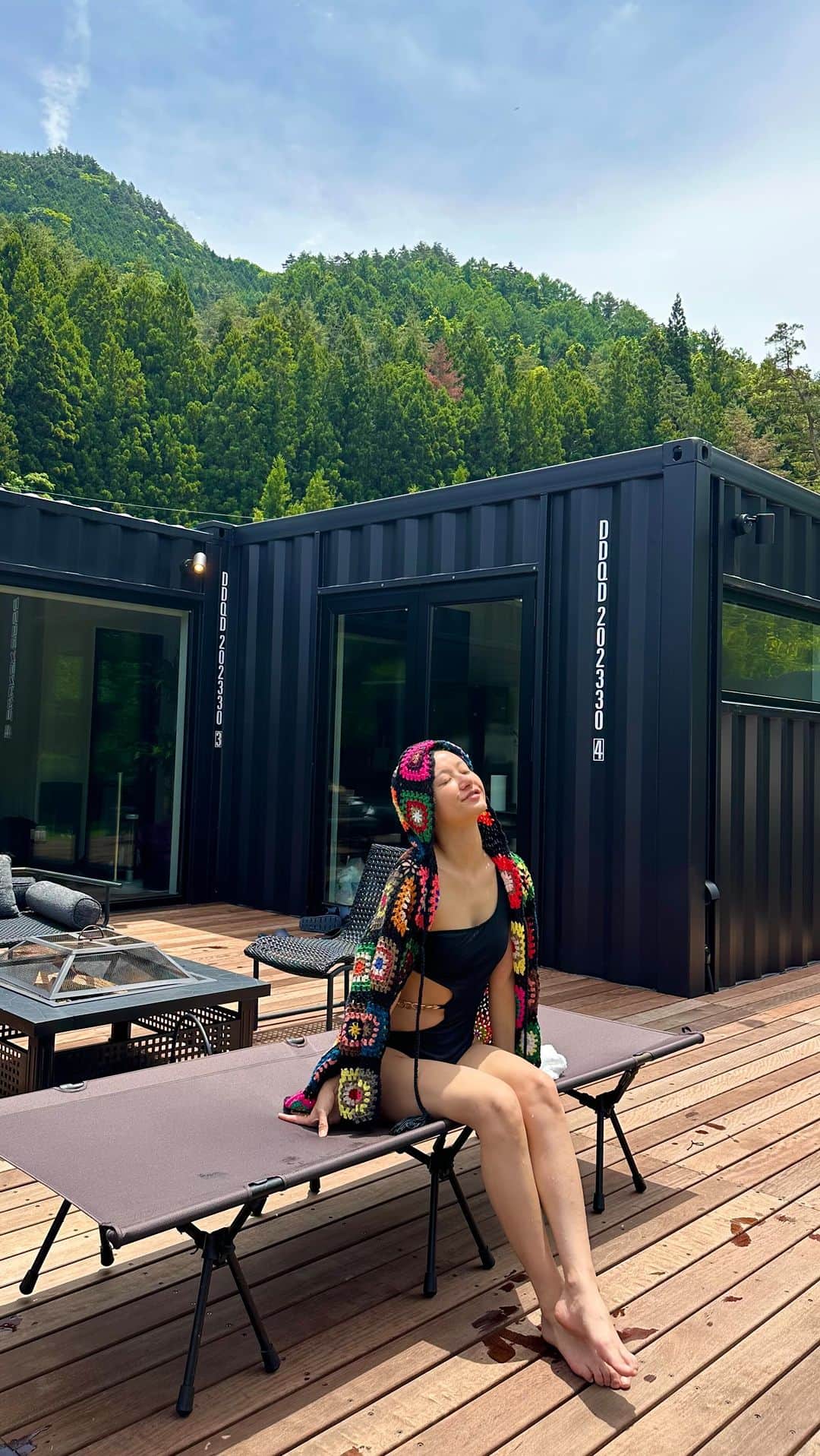 中川友里のインスタグラム：「what a beautiful days🏕️🚗🫧✨ #tb  女子旅でせせらぎと星降る空と外気浴、鳥の囀りと森から流れる澄んだ水とジャグジー🫧🫧  これ以上ない幸せ🥹🌸  サウナとBBQは自分たちで火おこしからして、 キャンプみたいなサウナ施設🪿♥️  @goat_yamanashi   経験と知識にお金と時間を使う時代だと思ってる🚗 効率化できるところはAIに📉  自分たちでやり遂げる達成感🌙💪  なんでも便利になればいい話じゃないよね〜🦋  何がいいたいかというと、自然って素晴らしいよね🪿🫧  みんなでお料理するのも楽しい🥰お料理スキルアップ中なので みんなでお料理会は楽しかったな🥰  まだまだ伸びしろしかない🪇  #サウナ」