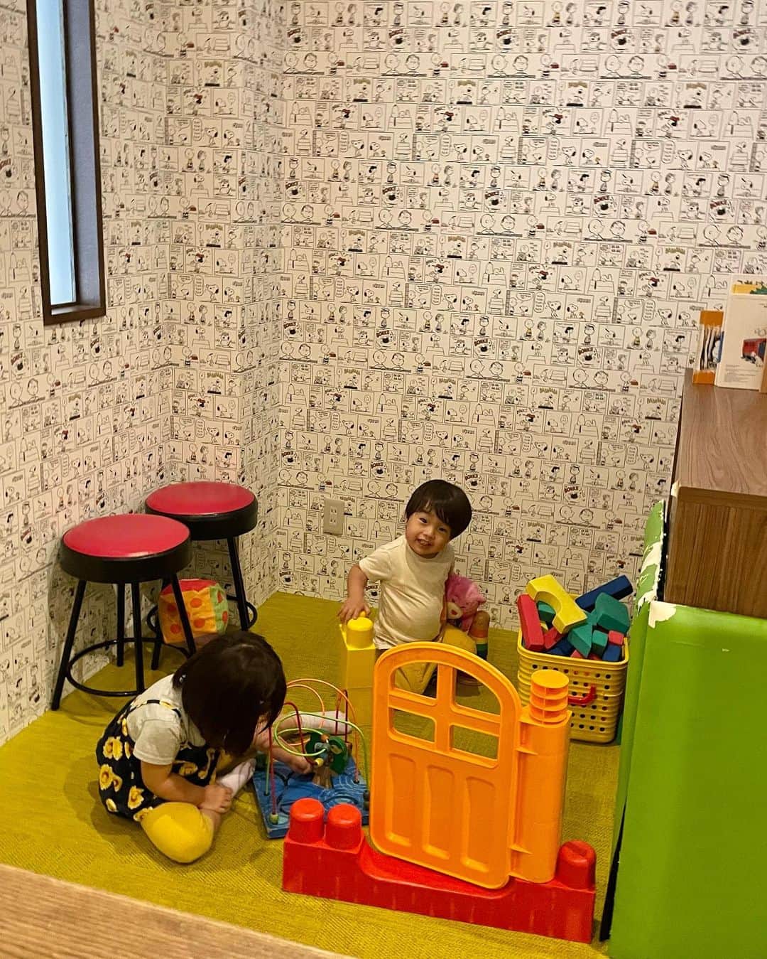 いわさきふきこ さんのインスタグラム写真 - (いわさきふきこ Instagram)「今日はどうしても子どもたちと過ごしたくなったので、幼稚園・保育園を休ませ、今日予定していた原稿作りは明日の自分になすりつけ、いざ公園へ！  と思ったところ雨がパラついてきたので、カラオケ・ラッキーボブへ🥰  大人1人・幼児2人に対して、キッズスペース付きの広いお部屋を用意してくれました🥹　　  子どもが生まれてから訪れたことがなかったので、このような素晴らしいお部屋があったことを初めて知り、感謝・感激・リピート確定✨  幼児はソフトクリーム・ドリンクバーが無料だし、カラオケ機器では読み聞かせやお絵描きのゲームもできるし、巨大LEGOブロックをはじめとするおもちゃも充実！  お部屋に楽しいことが沢山なので、脱走する心配もないのがとてもありがたかったです🙌  私1人で子どもたちを連れて外出すれば、いつも追いかけることでヘトヘトになるのですが、今日初めて私もリフレッシュできました。  子連れラッキーボブ、心からおすすめです！ ※PRではなく、個人的なおすすめです🤭  #カラオケラッキーボブ #子連れカラオケ #3歳8ヶ月 #2歳1ヶ月 #1歳7ヶ月差 #姉弟」6月1日 18時20分 - fukikoiwasaki