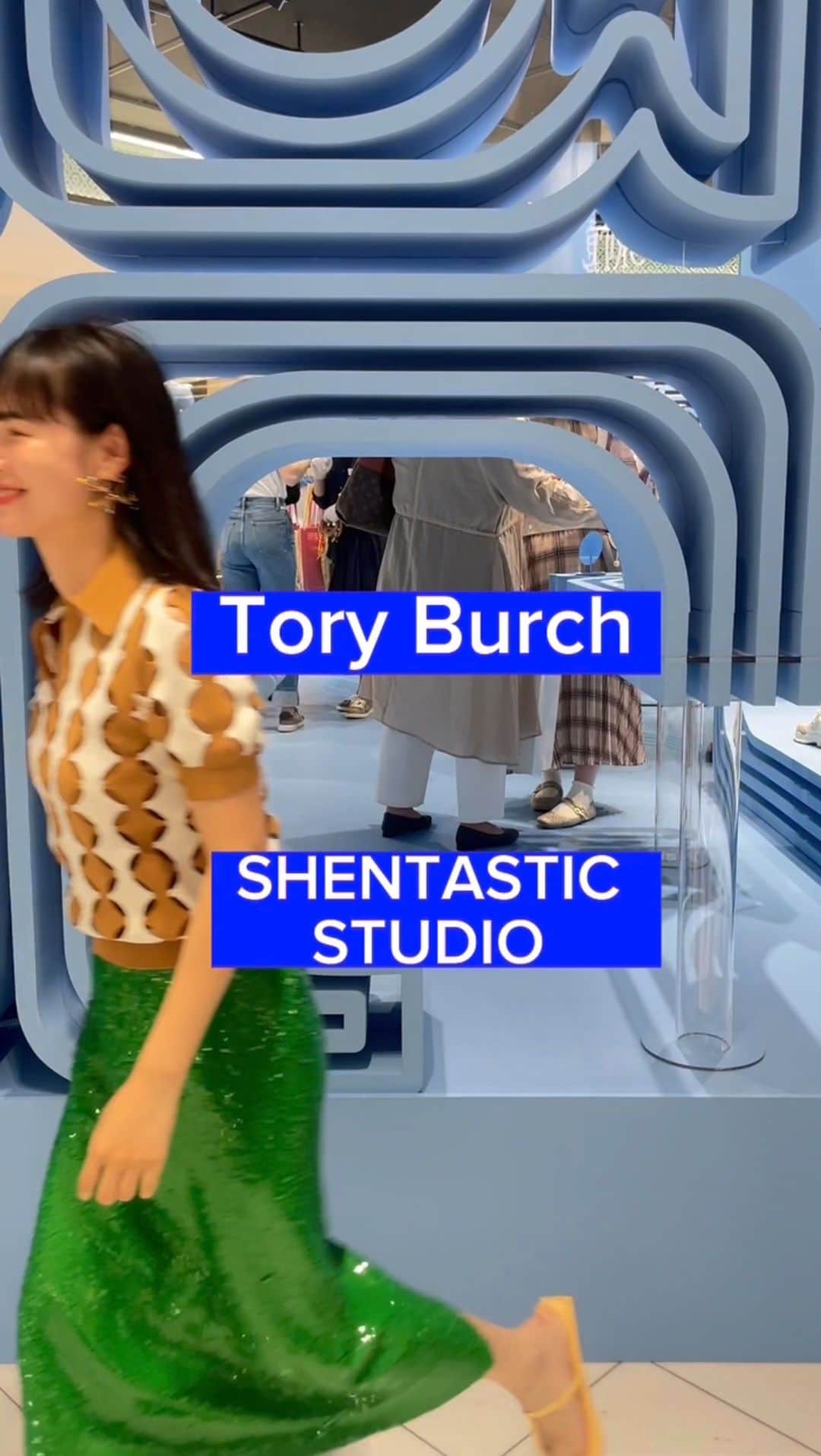 のインスタグラム：「Having fun with @toryburch ❣️ 伊勢丹新宿1階ザステージで行われてる #トリーバーチ さんのpop upに 遊びに行ってきました‼️😎💯 All clothes and accessories from @toryburch   田中はいつも通りふざけてますが 夏小物がカラフルで可愛いかったです‼️ 5/31-6/6まで💁🏻‍♀️ 是非遊びに行って見てください☺️  #toryburch  #トリーバーチ  #伊勢丹ザステージ  #伊勢丹新宿店」