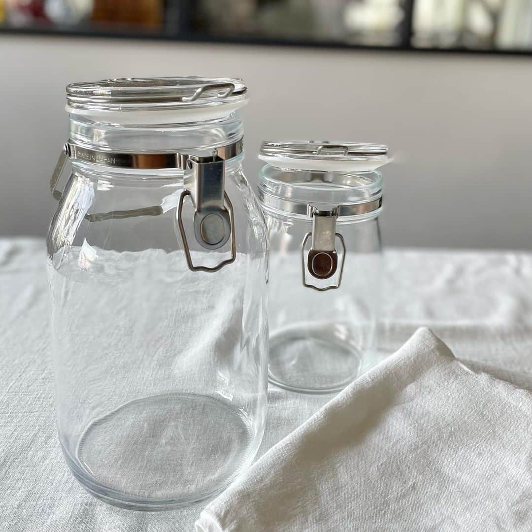 212 KITCHEN STOREさんのインスタグラム写真 - (212 KITCHEN STOREInstagram)「【季節の手仕事に】 『保存瓶』 ━━━━━━━━━━━━━━━━━━━━ 梅がスーパーに並び、今年もこの季節がやってきたんだなぁ。と感じながら、季節の手仕事準備です。  何を作るか決めたら、それに合う容器を選びます。 ガラス瓶もさまざま。  八角保存容器。レトロやデザインと小ぶりなサイズ感が人気です。  セラーメイト保存瓶。果実酒作りなどの定番と言えるロングセラー商品です。  あなたの好みの容器を見つけてください。  さぁー何を作ろーかなーー。  ※在庫が流動的なため、欠品の場合がございます。 ※一部、お取り扱いのない店舗がございます。  ▼ストアリンクはプロフィールから! @212_kitchen_store ━━━━━━━━━━━━━━ #212kitchenstore#212キッチンストア#212kitchen#212キッチン#八角保存瓶#セラーメイト#取って付き#保存瓶#果実酒#季節の手仕事」6月1日 18時22分 - 212_kitchen_store