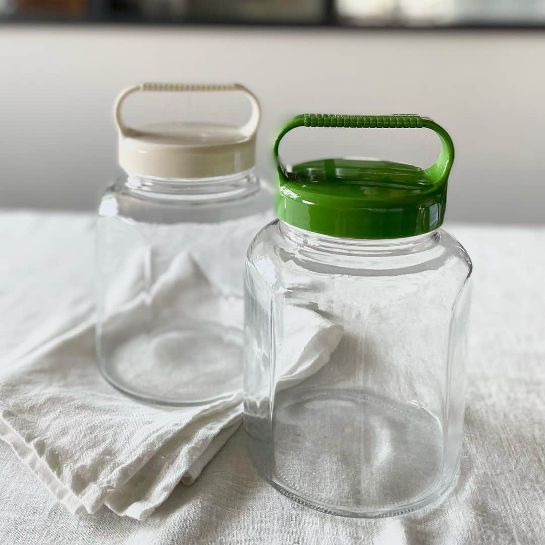 212 KITCHEN STOREさんのインスタグラム写真 - (212 KITCHEN STOREInstagram)「【季節の手仕事に】 『保存瓶』 ━━━━━━━━━━━━━━━━━━━━ 梅がスーパーに並び、今年もこの季節がやってきたんだなぁ。と感じながら、季節の手仕事準備です。  何を作るか決めたら、それに合う容器を選びます。 ガラス瓶もさまざま。  八角保存容器。レトロやデザインと小ぶりなサイズ感が人気です。  セラーメイト保存瓶。果実酒作りなどの定番と言えるロングセラー商品です。  あなたの好みの容器を見つけてください。  さぁー何を作ろーかなーー。  ※在庫が流動的なため、欠品の場合がございます。 ※一部、お取り扱いのない店舗がございます。  ▼ストアリンクはプロフィールから! @212_kitchen_store ━━━━━━━━━━━━━━ #212kitchenstore#212キッチンストア#212kitchen#212キッチン#八角保存瓶#セラーメイト#取って付き#保存瓶#果実酒#季節の手仕事」6月1日 18時22分 - 212_kitchen_store