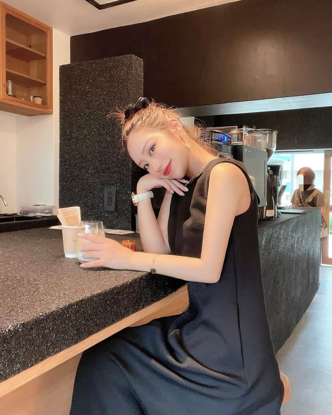 あいりさんのインスタグラム写真 - (あいりInstagram)「☕️  撮影で何度かお世話になった 永井さんのお店が堀江にopen🐈‍⬛ @green.cab.pj  コーヒーの匂いに誘われて🐾🐾  堀江には私が美容全般で通ってる オススメのエステもあるから @horie_christina  エステ→カフェ なんて 贅沢な休日はどうかしら🪽🩵  #コーヒー#コーヒースタンド#カヌレ#堀江#南堀江#堀江カフェ#カフェ大阪#エステ大阪#フェイシャルエステサロン#エステサロン#肌管理#美肌の秘訣#お団子ヘア#オールバック女子」6月1日 18時27分 - airigramxx