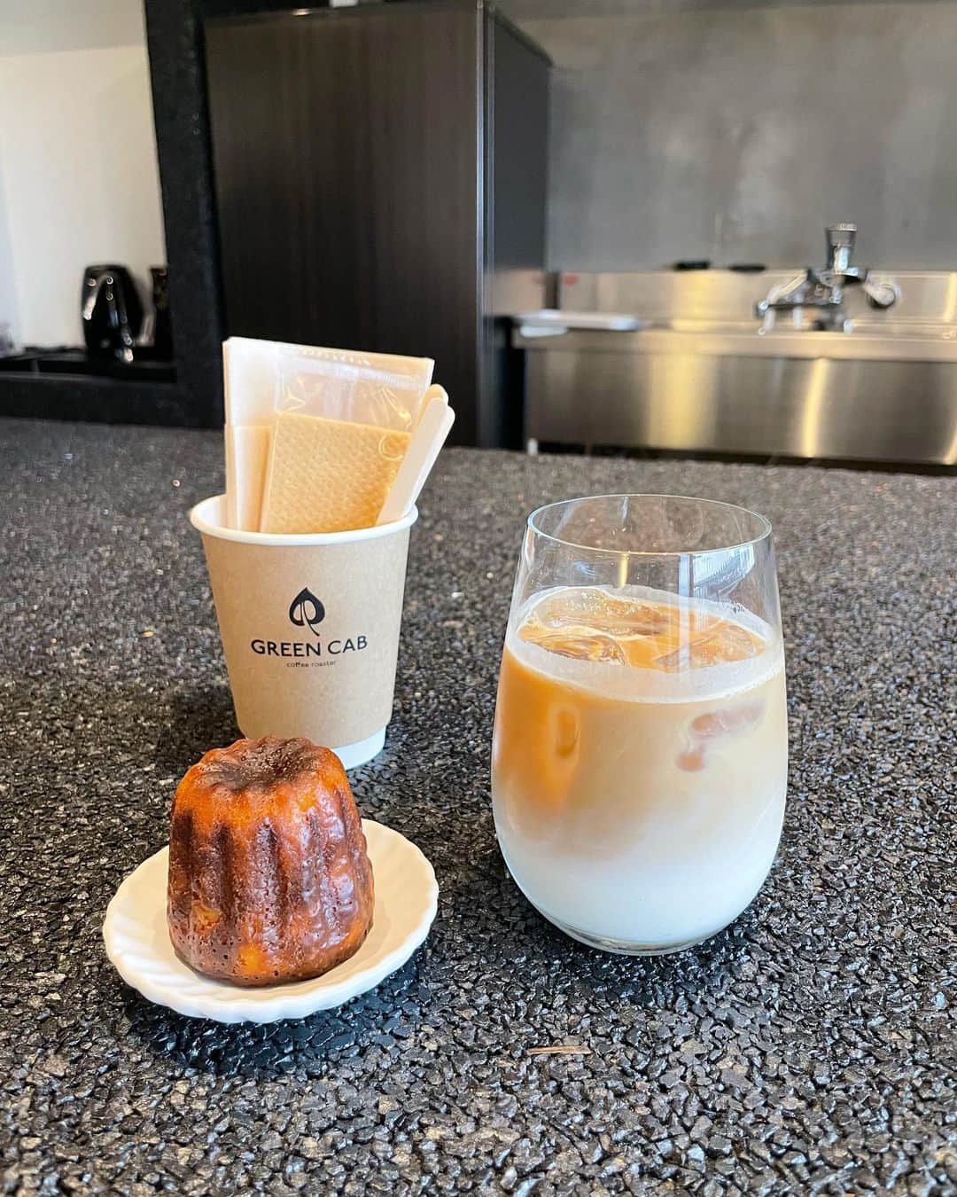 あいりさんのインスタグラム写真 - (あいりInstagram)「☕️  撮影で何度かお世話になった 永井さんのお店が堀江にopen🐈‍⬛ @green.cab.pj  コーヒーの匂いに誘われて🐾🐾  堀江には私が美容全般で通ってる オススメのエステもあるから @horie_christina  エステ→カフェ なんて 贅沢な休日はどうかしら🪽🩵  #コーヒー#コーヒースタンド#カヌレ#堀江#南堀江#堀江カフェ#カフェ大阪#エステ大阪#フェイシャルエステサロン#エステサロン#肌管理#美肌の秘訣#お団子ヘア#オールバック女子」6月1日 18時27分 - airigramxx