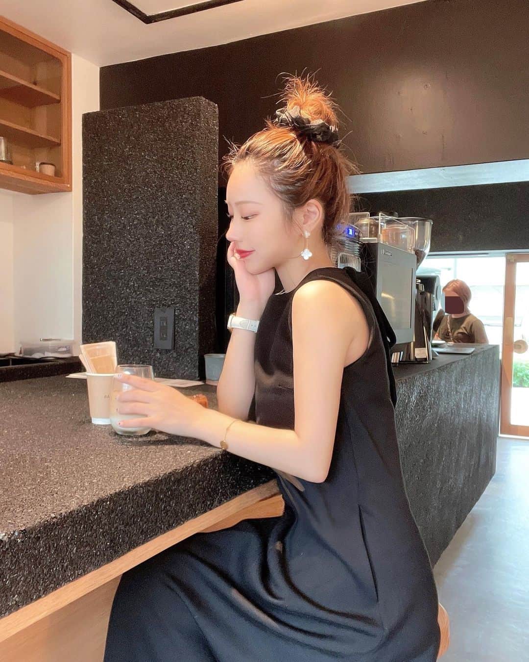 あいりさんのインスタグラム写真 - (あいりInstagram)「☕️  撮影で何度かお世話になった 永井さんのお店が堀江にopen🐈‍⬛ @green.cab.pj  コーヒーの匂いに誘われて🐾🐾  堀江には私が美容全般で通ってる オススメのエステもあるから @horie_christina  エステ→カフェ なんて 贅沢な休日はどうかしら🪽🩵  #コーヒー#コーヒースタンド#カヌレ#堀江#南堀江#堀江カフェ#カフェ大阪#エステ大阪#フェイシャルエステサロン#エステサロン#肌管理#美肌の秘訣#お団子ヘア#オールバック女子」6月1日 18時27分 - airigramxx