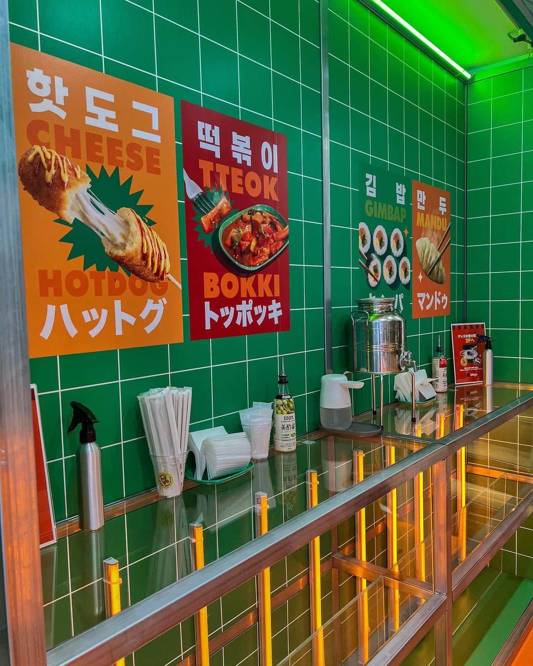 西内みなみさんのインスタグラム写真 - (西内みなみInstagram)「bibigo K-street food popup store🇰🇷 @bibigo.jp 🧀  美味しい美味しい美味しい~💗 bibigoのポップアップに行ってきた☺️💗 BIBIGO COMBOってやつが トッポッキ、キンパ、ハットク 3種入って1,000円は安い❕ トッポッキ辛かった🌶 オリジナルとスパイシー選べて 辛いの好きな方は スパイシーオススメ🌶🥵  2階が飲食出来るスペースになってて 韓国プリクラもあったから撮った📸 3階はフォトスポットで、 アンケートに答えると 豪華プレゼントも貰えるから ぜひ行ってみてね〜😘♡ (詳しくは𝐓𝐢𝐤𝐓𝐨𝐤にも載せた☺️)  📍渋谷 n_space 1F～3F (東京都渋谷区宇田川町13-9 KN渋谷2ビル)  📍期間:2023年5月19日(金)～6月17日(土) 📍時間:12:00～22:30  #bibigo #ビビゴ #bibigo_popup #kstreetfood #emoグルメ部」6月1日 18時28分 - miiiiiiu3u6