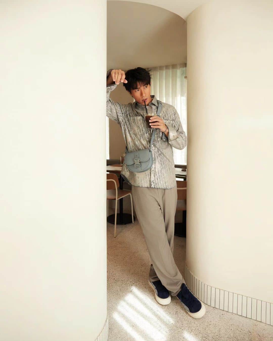 デスモンド・タンのインスタグラム：「Cozy up and indulge in the world of @Dior from the comfort of your home. 🛍️✨ Take a sip of coffee, unwind, and immerse yourself in a cozy environment as you discover Dior’s latest collection on the newly launched online boutique. Bringing the glamor of the physical boutique straight to your doorstep!   Let the fashion adventure unfold, right at your fingertips! 💻 Shop #DiorMenFall now on Dior.com!」
