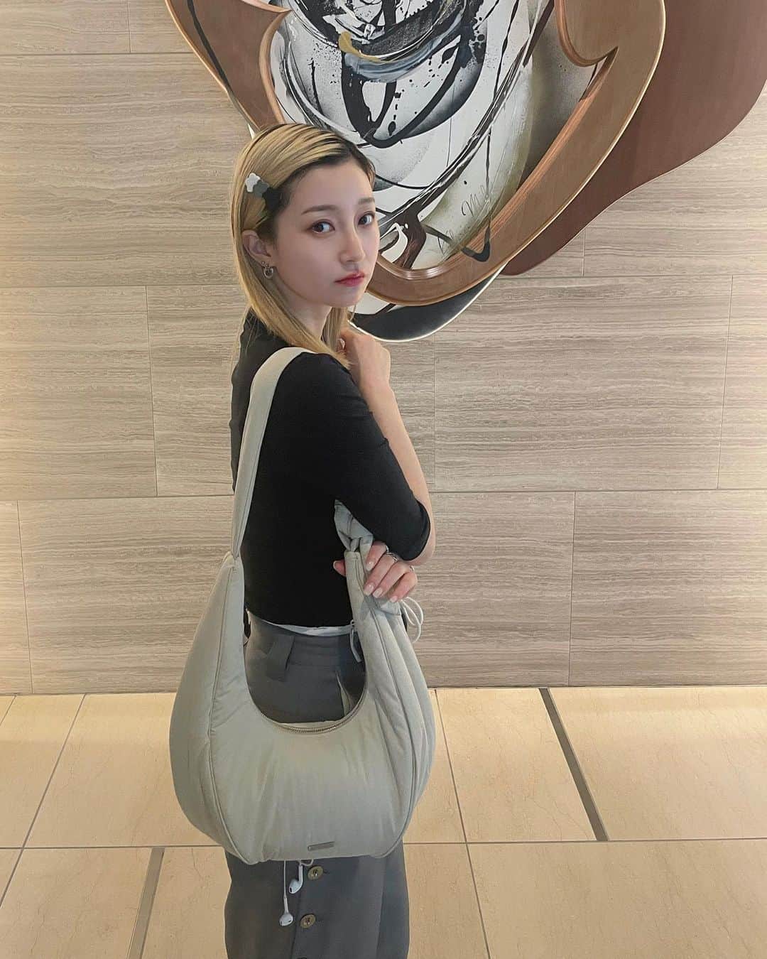 梅村奈央さんのインスタグラム写真 - (梅村奈央Instagram)「久しぶりの #うめしふく 🩶 グレーのバッグがずっと欲しかったのですがドンピシャな形のバッグ( @folnua_jp & @folnua_official )を見つけたのでGETしました🩶 あとはお気に入りのアイテムかき集めてモノトーンコーディネート🖤 ・ そしてすぐに望未さんにすぐに会えた楽しい1日でした🩷ぎゃる🤟🩷 ・ #acnestudios #maryquant #folnua #폴뉴아 #フォルニュア #cherietokyo #commedesgarcons」6月1日 18時30分 - umemuranao