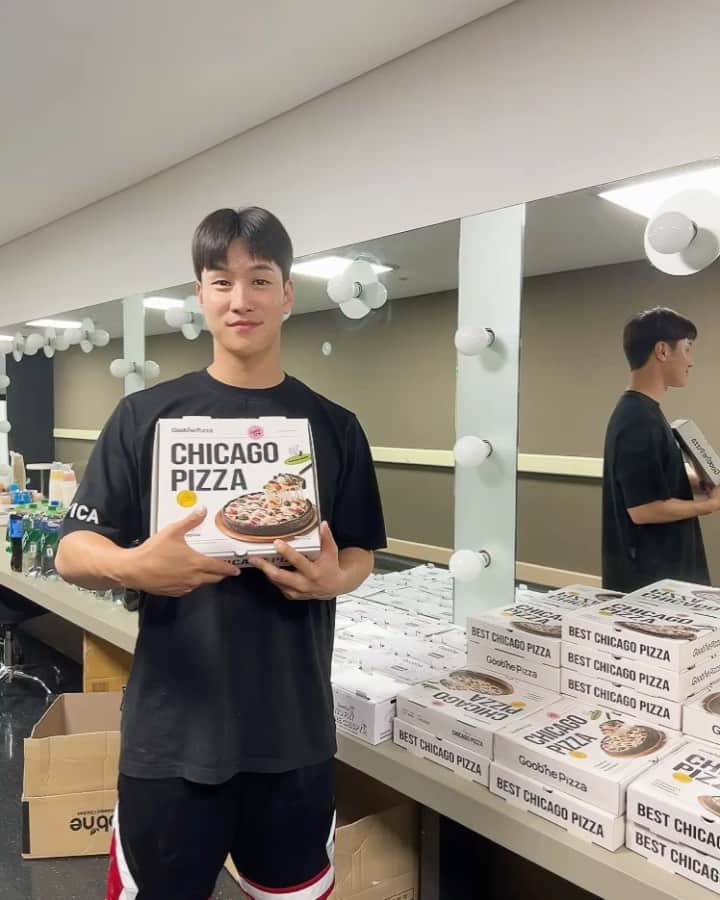 Lee Si-gangのインスタグラム：「오늘은 제가 쏩니다😆😂 항상 서포트 해주셔서 감사해요🍕🍗  サポートしてくれました🍖🍗🍕 ありがとうございます💚  #굽네치킨#굽네피자#🍗🍕」