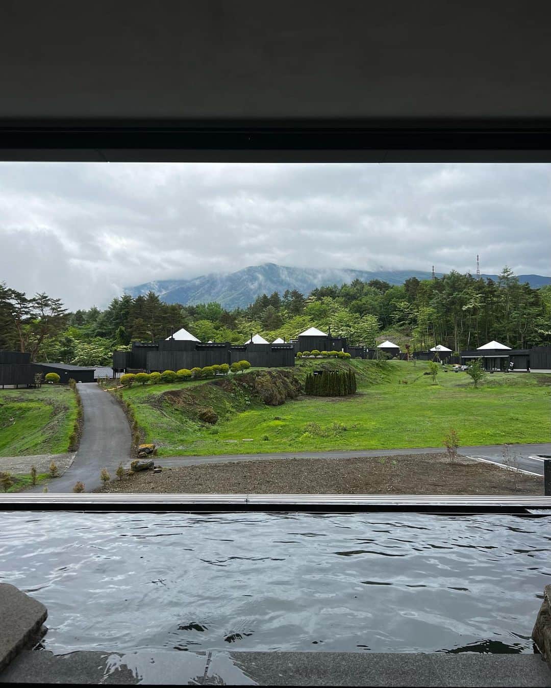 雨宮みずきさんのインスタグラム写真 - (雨宮みずきInstagram)「@thesensefuji 🗻🗻🗻🗻 お部屋に温泉、サウナ、テラスが付いてるヴィラ🏠🍺  ダイナミックに見える富士山を眺めながら👀🗻✨ 温泉に浸かってサウナでバチバチに整えて ヴィラのテラスでBBQしてカンパーイってなるはずが、、、 さっそく雨女発揮して富士山だけは 一瞬も！！ちょっとも！！ 顔を出してくれず🤣😂🥹🥲笑笑  けれど！！ 緑いっぱいで空気もとっても澄んでいて🕊🌿 お部屋の中も床暖がついているから裸足でも足がポカポカ👣 夕食も朝食もレストランに来たのかってぐらい レベルが高い料理を目の前で作ってくれて お部屋にあるスピーカーでBGMを流しながら ぐーたらのんびりするのがもう最高すぎた🥹❤️❤️ 最高級なグランピングにきたような 素敵すぎる隠れ家別荘に来た気分！！！！  夜は頑張って暖炉に火を起こして🔥❤️‍🔥 ぱちぱちっと鳴る火の音を聞きながら 夜な夜なガールズトークも楽しかったな👭💕  富士山も満点の星空も見たいし！ 夏に絶対にまたリベンジしに来る😤🗻❤️ 目の前にゴルフ場があったから 夏にゴルフ来る時にでもいいなー🥰🏌️‍♀️⛳️  #thesensefuji #kawaguchiko #sauna #mtfujijapan  #富士山が見えるホテル #富士山が見える温泉 #温泉デート #サウナデート #サウナ女子 #サ活 #サウナハット #サウナ付きヴィラ #富士山が見えるゴルフ場」6月1日 18時41分 - ammymzk0926