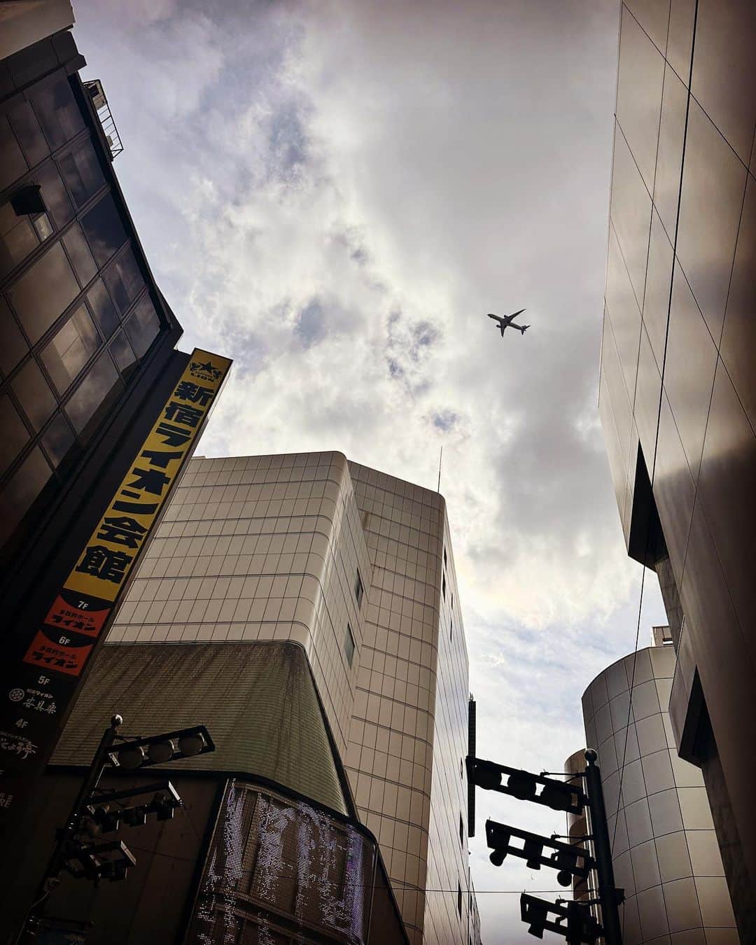 JILLさんのインスタグラム写真 - (JILLInstagram)「新宿の真上を飛ぶ飛行機✈️ 東京は最近、驚くほど低いところを 飛行機がバンバン飛んで行きます💦  —————————————- イベント 6月11日＿FINAL GBGB 2023 ‘G-Beat Gig Box’　 ⽇本トーターグリーンドーム前橋  6月17日_高知_十刻にて三味線JILL屋 —————————————- PERSONZ「I AM THE BEST TOUR」 6月18日_高知県立県民文化ホール グリーンホール 6月24日_札幌CUBE GARDEN 7月02日_ヒューリックホール東京 7月22日-仙台rensaホール 7月23日_函館金森ホール 8月04日_名古屋ダイアモンドホール 8月05日_大阪クラブクワトロ 8月11日_新潟LOTS 8月12日_高崎芸術劇場スタジオシアター 8月26日_福岡電気みらいホール —————————————-  #jillpersonz  #personz  #youtubepersonzチャンネル #note  #jillpersonz  #エアプレ #JILLプレ #ラジオ高崎 #三味線jill屋」6月1日 18時41分 - jillpersonz