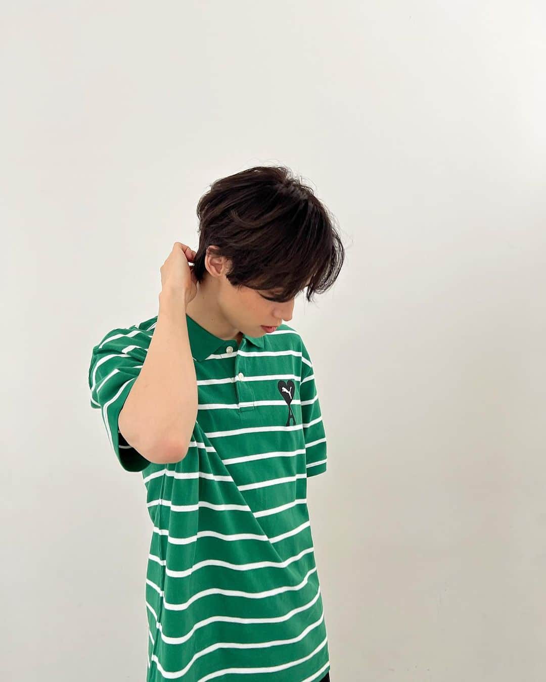 ヒョクさんのインスタグラム写真 - (ヒョクInstagram)「珍しく緑の衣装🌿 似合ってる？ㅋㅋ #ヒョク」6月1日 18時33分 - hyuk.0115