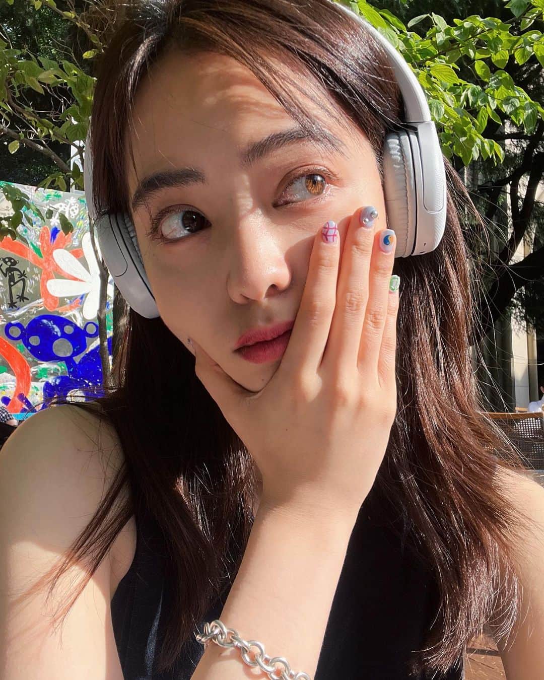 新関碧のインスタグラム：「ハデハデネイル💅 そろそろ22歳ということで、21歳の思い出を詰め込みました♡ 陰陽がおきにいり☯️」