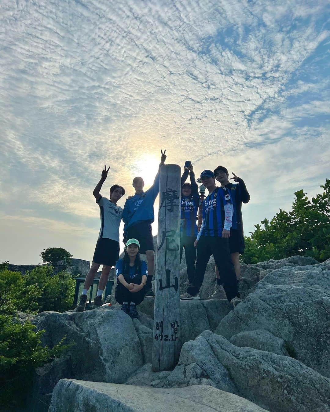 シン・ヒョンスのインスタグラム：「#인천은강하다 인천의 산을 올라가며  인천의 유니폼을 입고  강화도 마니산을 등산  💙🖤친구들 덕분에 행복했다💙🖤」
