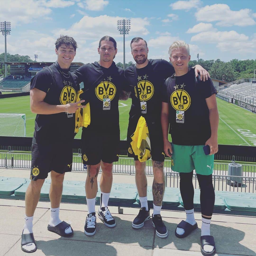 ケヴィン・グロスクロイツのインスタグラム：「Heute beginnt das Turnier von @tst7v7 💪🏻💯 Auf jeden Fall haben wir vom Spaß her schon gewonnen 🤝 Danke Jungs und Mädels 🖤💛 #isso」