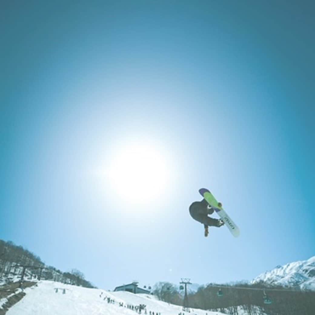 クリクラ【公式】さんのインスタグラム写真 - (クリクラ【公式】Instagram)「クリクラは中学生スノーボーダー 柳原詩選手を応援しています🏂✨✨  クリクラでは2020年度より、 スノーボードの中学生ライダーである 柳原詩選手とスポンサー契約を締結しています。  柳原選手は所属チーム 「YAMAZEN ROCK THE KIDS」において、 国際スキー連盟「FIS」が主催する ヨーロッパカップの転戦メンバーに選抜され、 現在は各国の大会に出場するなど、 若手の有望株として活躍しています☺️  クリクラと柳原選手との繋がりは 柳原選手が生まれた約14年前、 ご家庭で宅配水「クリクラ」を ご契約いただいたことから始まりました。  かつてはクリクラのお水で作った ミルクを飲む赤ちゃんであった柳原選手を、 今ではクリクラがスポンサーとして 応援できることに、 クリクラとしても大変光栄なこと であると思っております🥹✨✨  今後ともクリクラは高い志を持つ 若きアスリートとなった 柳原選手の活躍を応援してまいります☺️🤝✨✨  柳原詩選手 @uta_yanagihara  #クリクラ#ウォーターサーバー#アスリートサポート#スノーボード」6月1日 18時50分 - crecla.official