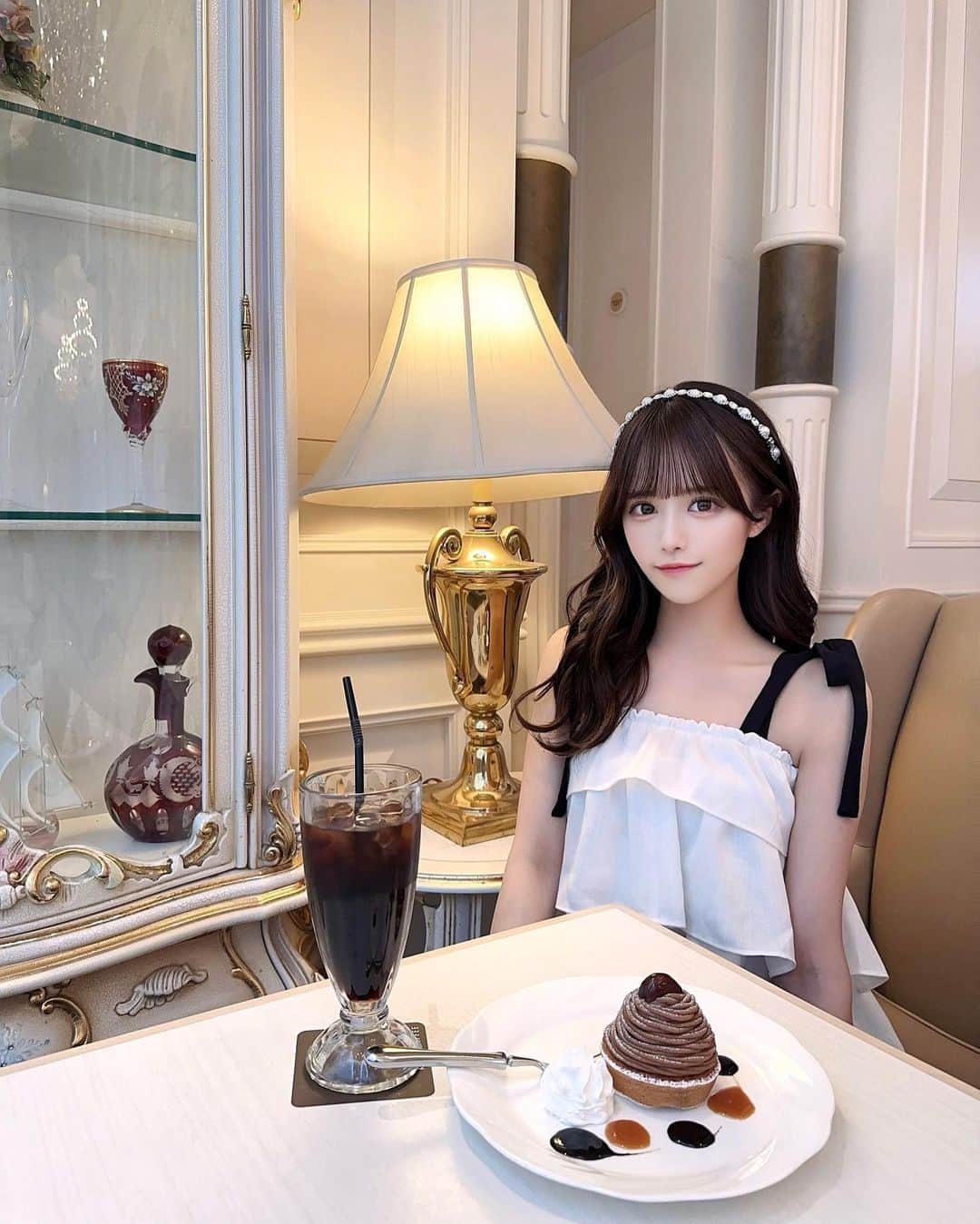 のインスタグラム：「🫖🍰  tops @cherimi_official  カラコン @hotel_lovers.official  すっぴんブラウン‪‪❤︎‬  どっちも伊藤桃々ちゃん @__peachstagram__ プロデュースの‪‪❤︎‬  カラコンもずっとお気に入りで使ってる‪‪❤︎‬ これが1番しっくりくる！！！‪‪❤︎‬  お洋服も可愛くてこないだ注文しちゃった、、、ᐡ⸝⸝ᴗ ·̫ ⊂⸝⸝ᐡ💗  #カラコン #カラコンレポ #カラコンレビュー #ホテラバ #伊藤桃々 ちゃん #シェリーミー #cherimi #夏服コーデ #夏服 #カチューシャ #カチューシャアレンジ #アイドル前髪 #渋谷 #渋谷カフェ #渋谷ランチ」