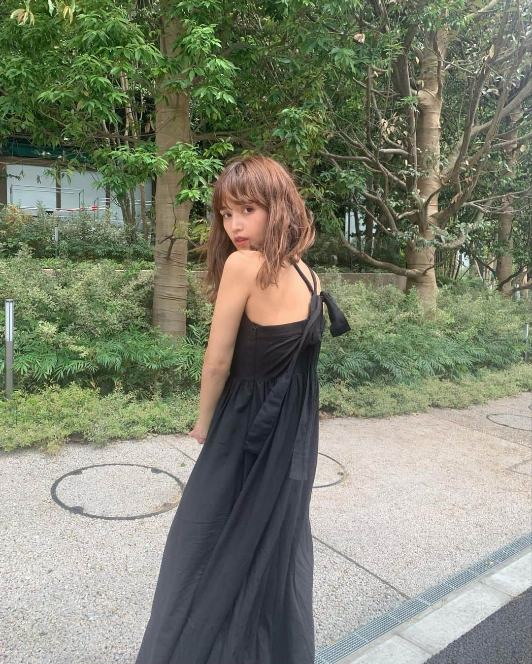 馬渕真由子さんのインスタグラム写真 - (馬渕真由子Instagram)「最近かけた緩めパーマとお気に入りのワンピース着てご満悦。✊  かと思いきや。笑 最近は2.3週間に一度は息子が体調を崩し(しかも予定が入っている時に限って)、中々に翻弄される日々。 いつか思い返した時、そんなこともあったわねクス🤭とか思う日が来るんだろうか。  去年読んだ本の一節で、「時間はかかるだけかかる」という言葉があって、何とも言えない焦燥感に駆られた時などに思い出しては自分自身をなだめすかしている。  何でもかんでもは出来ない、一つずつ少しずつ。 肩の力をぬいて。  こうあるべきという誰が決めたか分からないルールに縛られすぎず、子育てもその他色んな事も自分らしく楽しめたら。  今日から6月、梅雨も元気よく乗り越えましょう〜。✌️」6月1日 18時44分 - mabchi.mayuk