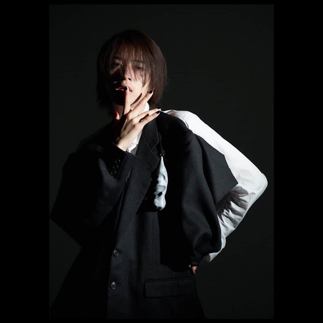 飯島寛騎のインスタグラム：「🤍🖤  ○Hair&Make 　牧野裕大  @yudai_makino  ○Stylist 　久保田姫月  @hizuki__am2.00  ○Lighting 　長谷川誠  ○Photographer 　北圃莉奈子  @rinakokitahatake  #作品撮り」