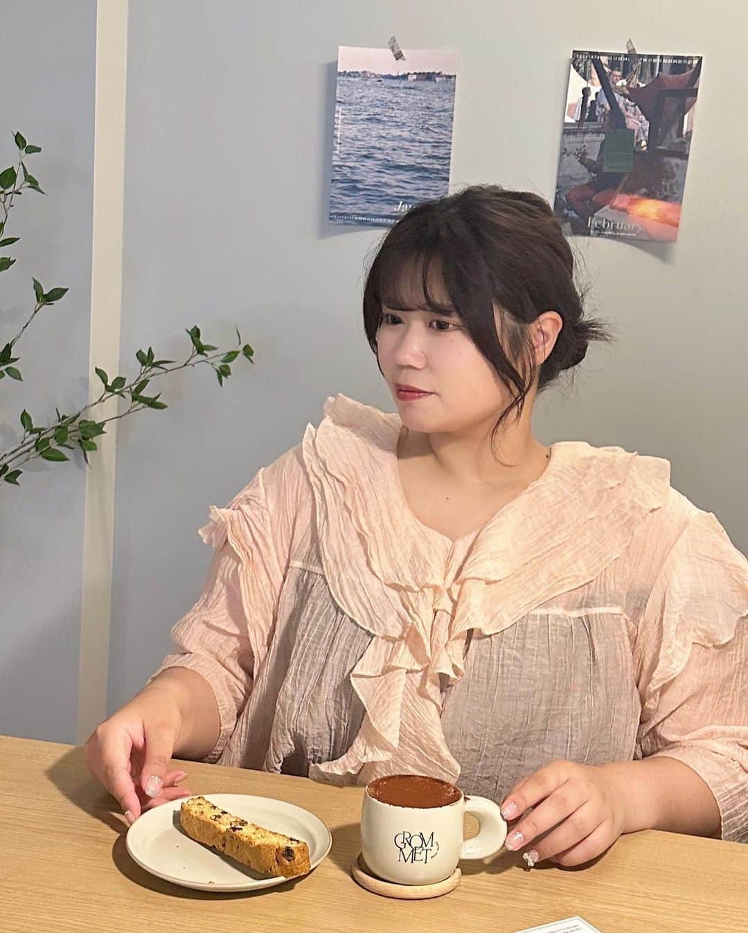 りせともよのインスタグラム：「🏳️‍⚧️🎀🤍  tops : @chulachula__official    #ぽっちゃりコーデ  #ootd  #youtube」