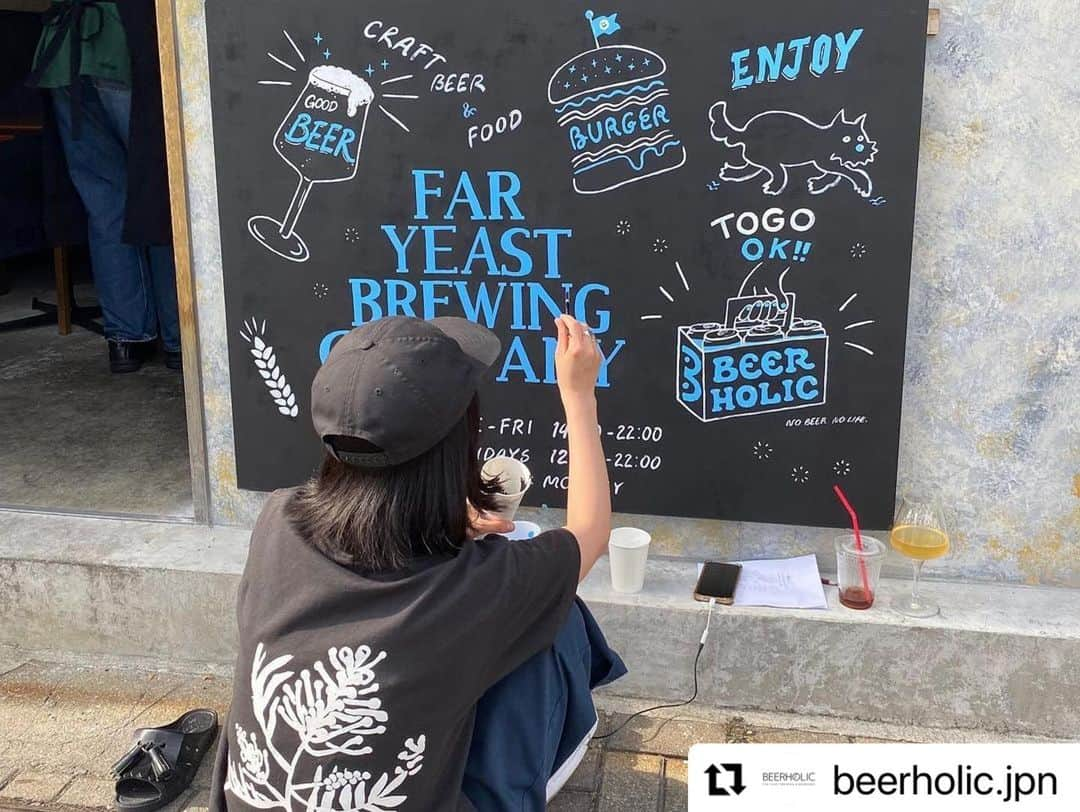 FAR YEAST BREWINGさんのインスタグラム写真 - (FAR YEAST BREWINGInstagram)「BEERHOLIC Far Yeast Fukuoka  3周年を迎えました🥳  お店で迎えてくれているToyamegさん @_toyameg_ デザインのTap List、リニューアル😍 今まで以上に鮮やかに賑やかに、みなさまをお迎えします！！  ぜひ遊びにきてくださいね！  Cheers🍻🍻🍻  #Repost @beerholic.jpn ・・・ BEERHOLIC 3rd Anniversary🎊 【2023.06.01】  本日6月1日はBEERHOLICの3周年の日🍻 いつもご利用いただき本当にありがとうございます。 皆様のおかげでクラフトビールを楽しんでもらえるお店として、ここ大濠公園のほとりで3周年を迎えることができました🥳  そしてここで！ スタッフも楽しみにしていたことのお披露目をひとつ🎪 この3周年を記念して、Tap Listの黒板デザインをリューアルしました👏👏👏 オープン当初に黒板デザインとペイントを行ってもらった時にもお世話になり、今回の3周年記念ステッカーの製作もお願いしたToyamegさん( @_toyameg_ )が今回も更にかっこいいデザインとペイントをしてくれました❣️ 黒板の上下を埋め尽くすカラフルな模様で、より一層にぎやかに、楽しく。 ビールを飲みながら大濠公園の自然とアートを楽しめる場所というものを、ぎゅっと凝縮させたデザインにしていたただきました🎡 ちなみにBEERHOLICの外黒板のデザインもこの機会に合わせて一新してもらい、"Drink and To Go"というお店のコンセプトやフードメニューの顔にもなってきたバーガーがキャッチーに描かれています🏝️ スタッフの意向をこんなにもかっこよく仕上げてくださったToyamegさん、ありがとうございました🙏  ということで、4年目に突入したBEERHOLICもまだまだアップデートしてもっともっと皆さんに楽しんでもらえるお店にこれからも成長し続けていきます✔︎ ビールを飲んだりテイクアウトしたりして、これからも足を運んで頂けますと嬉しいです☺️ 今後とも宜しくお願い致します🙇🏼‍♂️  今日から発売の"BEERHOLIC Anniversary CAN"や 週末には感謝の気持ちを込めた3周年感謝祭イベントも準備しています✨ (詳しくは前回、前々回の投稿をチェック下さい🙏)  更にはToyamegさんのグッズを一部BEERHOLIC店内でお買い求めいただけるブースもご用意させていただけることになりました🔥  盛りだくさんの周年企画、 沢山の方に来ていただけることをスタッフ一同楽しみにしてお待ちしております🎊 ______________________________ ⁡ BEERHOLIC〜far yeast fukuoka〜  [Far Yeast Brewing直営店] 📍福岡県福岡市中央区荒戸3丁目1-2 ☎️092-401-1039 ⁡ ______________________________ ⁡ #beerholic#beersonic#ビアホリック#大濠公園#ohoripark#福岡グルメ#散歩#飲み歩き#テイクアウト福岡#takeout#newontap#beer#craftbeer#faryeastbrewing#クラフトビール#ビール#🍺#乾杯#cheers#休日#dayoff #3rdanniversary」6月1日 18時46分 - faryeastbrewing