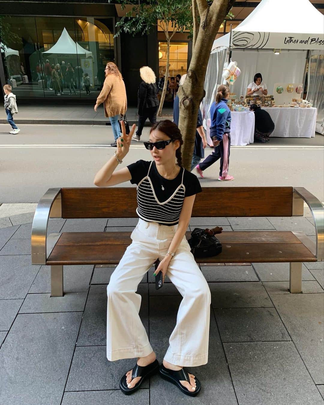 nanaのインスタグラム：「아주 잘 나와줬어요✌🏼 곧 만나효🖤🤍🖤🤍  티는 고양이티.  줄무늬 카미와 팬츠 모두 곧 업뎃되어용 목걸이는 태그 했어요👌🏼」