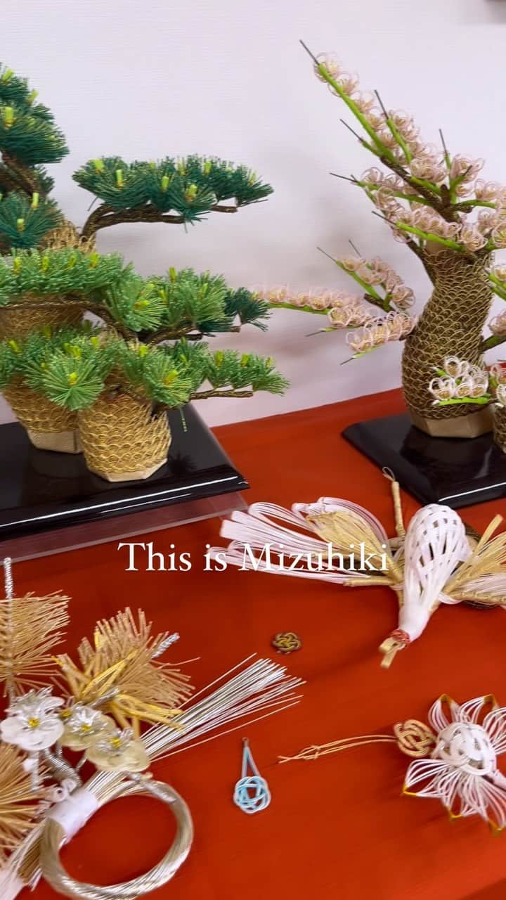 遊海 Yuumiのインスタグラム：「Looking for a unique way to decorate your gifts? Try Mizuhiki, a traditional Japanese art of tying intricate knots out of tightly-twisted paper. Check out these beautiful Mizuhiki designs on @sakichi.vi  #mizuhiki #japan #traditional #japanlife #japanculture #cultural #水引　#和　#和風　#日本　#日本風　#文化」