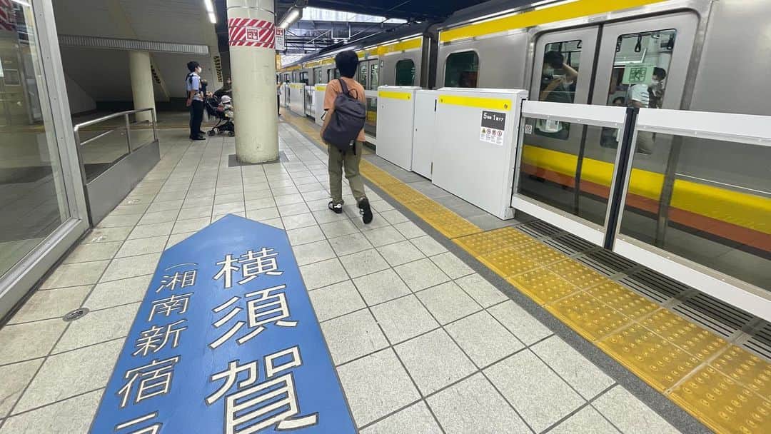 伊藤桃さんのインスタグラム写真 - (伊藤桃Instagram)「【#最長片道切符の旅 12日目⑥】 やっとの思いでたどり着いた立川からは南武線です！！ 1枚目は疲れ果てている伊藤www * 3枚目: #e233系 8000番台。 このマークかわいい☺️💕 4枚目: 多摩川 をわたり…神奈川へ！ 5枚目: 武蔵小杉駅に到着です！！ 6枚目: 南武線から横須賀線のホーいうこまったちゃん。笑 その理由は線路上にむりやり横須賀線ホームをつくったからだそう。 * 7枚目: そして横須賀線に乗り換えたのですが ここからは通称品鶴線！ 品川と鶴見の間は東海道本線支線で、貨物の線路だったものを輸送量をあげるため旅客用でも使われるようになりやした。 * 8枚目: そして東海道への玄関口、品川にとうちゃく！！ 9枚目: ここからは東海道本線で川崎へ。 10枚目: そして再び南武線に乗車します👀🚉 * 新宿（中央線）西国分寺（武蔵野線）武蔵浦和（東北線）大宮（高崎線）倉賀野（八高線）拝島（青梅線）立川（南武線）武蔵小杉（品鶴線）品川（東海道線）  ⬇️イマココ⬇️ 川崎（南武線）尻手（南武支線）浜川崎（鶴見線）鶴見（東海道線）横浜（根岸線）（大船）」6月1日 18時58分 - itomomo_tetsu