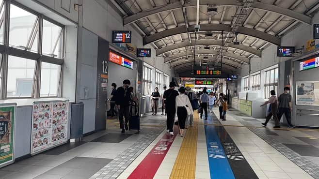 伊藤桃さんのインスタグラム写真 - (伊藤桃Instagram)「【#最長片道切符の旅 12日目⑥】 やっとの思いでたどり着いた立川からは南武線です！！ 1枚目は疲れ果てている伊藤www * 3枚目: #e233系 8000番台。 このマークかわいい☺️💕 4枚目: 多摩川 をわたり…神奈川へ！ 5枚目: 武蔵小杉駅に到着です！！ 6枚目: 南武線から横須賀線のホーいうこまったちゃん。笑 その理由は線路上にむりやり横須賀線ホームをつくったからだそう。 * 7枚目: そして横須賀線に乗り換えたのですが ここからは通称品鶴線！ 品川と鶴見の間は東海道本線支線で、貨物の線路だったものを輸送量をあげるため旅客用でも使われるようになりやした。 * 8枚目: そして東海道への玄関口、品川にとうちゃく！！ 9枚目: ここからは東海道本線で川崎へ。 10枚目: そして再び南武線に乗車します👀🚉 * 新宿（中央線）西国分寺（武蔵野線）武蔵浦和（東北線）大宮（高崎線）倉賀野（八高線）拝島（青梅線）立川（南武線）武蔵小杉（品鶴線）品川（東海道線）  ⬇️イマココ⬇️ 川崎（南武線）尻手（南武支線）浜川崎（鶴見線）鶴見（東海道線）横浜（根岸線）（大船）」6月1日 18時58分 - itomomo_tetsu