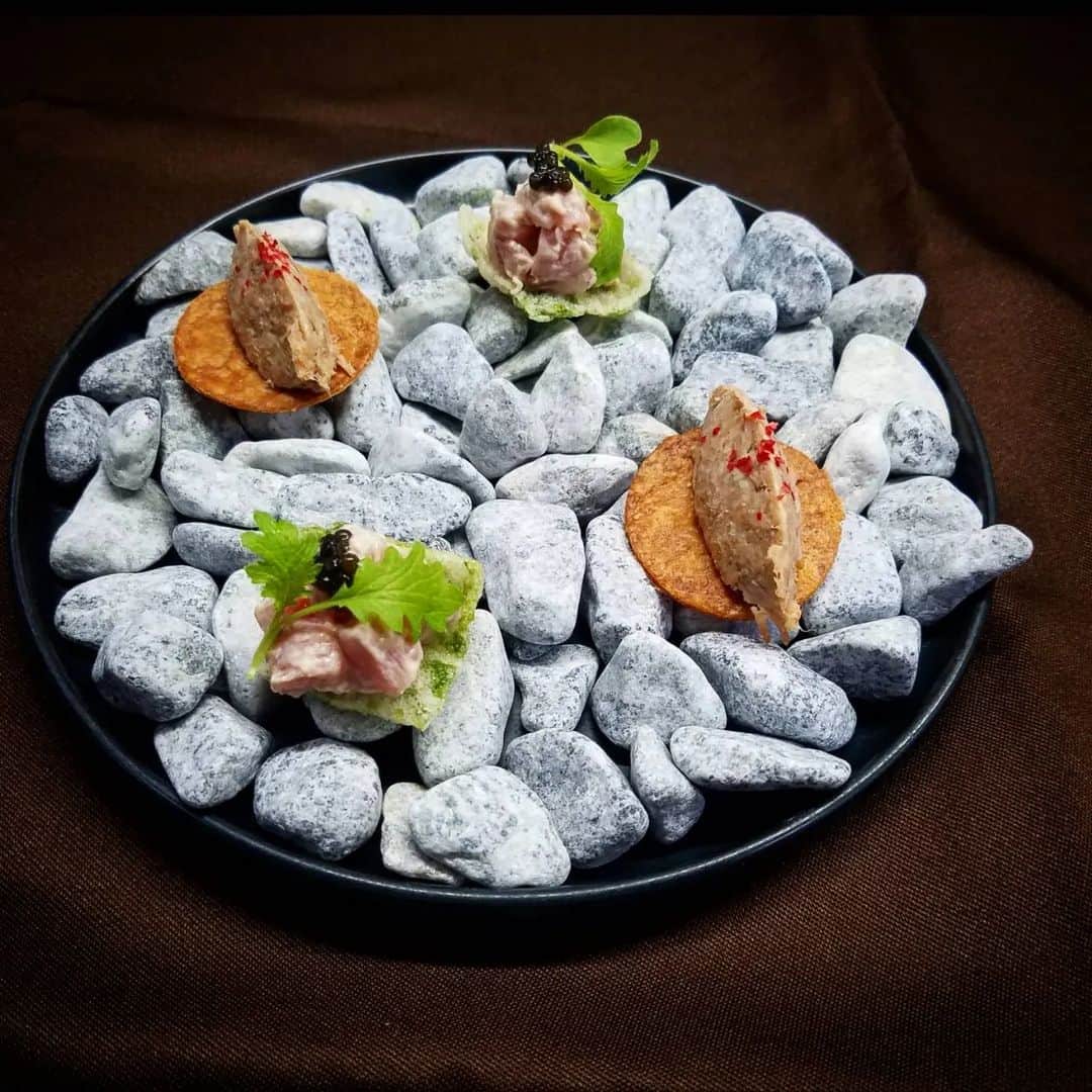 NB CLUBのインスタグラム：「アミューズ２重盛り合わせ  •本マグロのレムラード　米と海苔のチップ •岩中豚のリエット  本日6月1日よりコースメニュー変更いたします🍴  【アミューズ】 　本日のアミューズ2種盛り合わせ  【前菜1】 　前菜5種盛り合わせ  【パン】 　ライ麦ブレッド＆セサミブレッド  【前菜2】 　お魚料理  【肉料理】（下記からお選びください） 　 ・鴨胸肉のロースト 　 ・国産牛ホホ肉の赤ワイン煮込み（+1000円） 　 ・骨付き仔羊のグリル (+1000円)  【デザート】 　パティシエ特製デザート  【カフェ】 コーヒー or 紅茶  ※季節によりメニュー内容の変更があります。ご了承下さい。  ※メニューは仕入状況等により変更となる場合がございます。予めご了承ください。  皆様のご来店スタッフ一同お待ちしております🙇‍♂️🙇‍♀️  #NB_CLUB #nbclub #記念日デート#記念日ご飯#レストランウェディング #東京レストラン #銀座グルメ #銀座ディナー #女子会 #カップル #デート #プライベート空間#個室#個室ディナー#個室あり#隠れ家 #飲みスタグラム#グルメスタグラム#グルメ巡り#グルメ好きな人と繋がりたい#グルメ部」