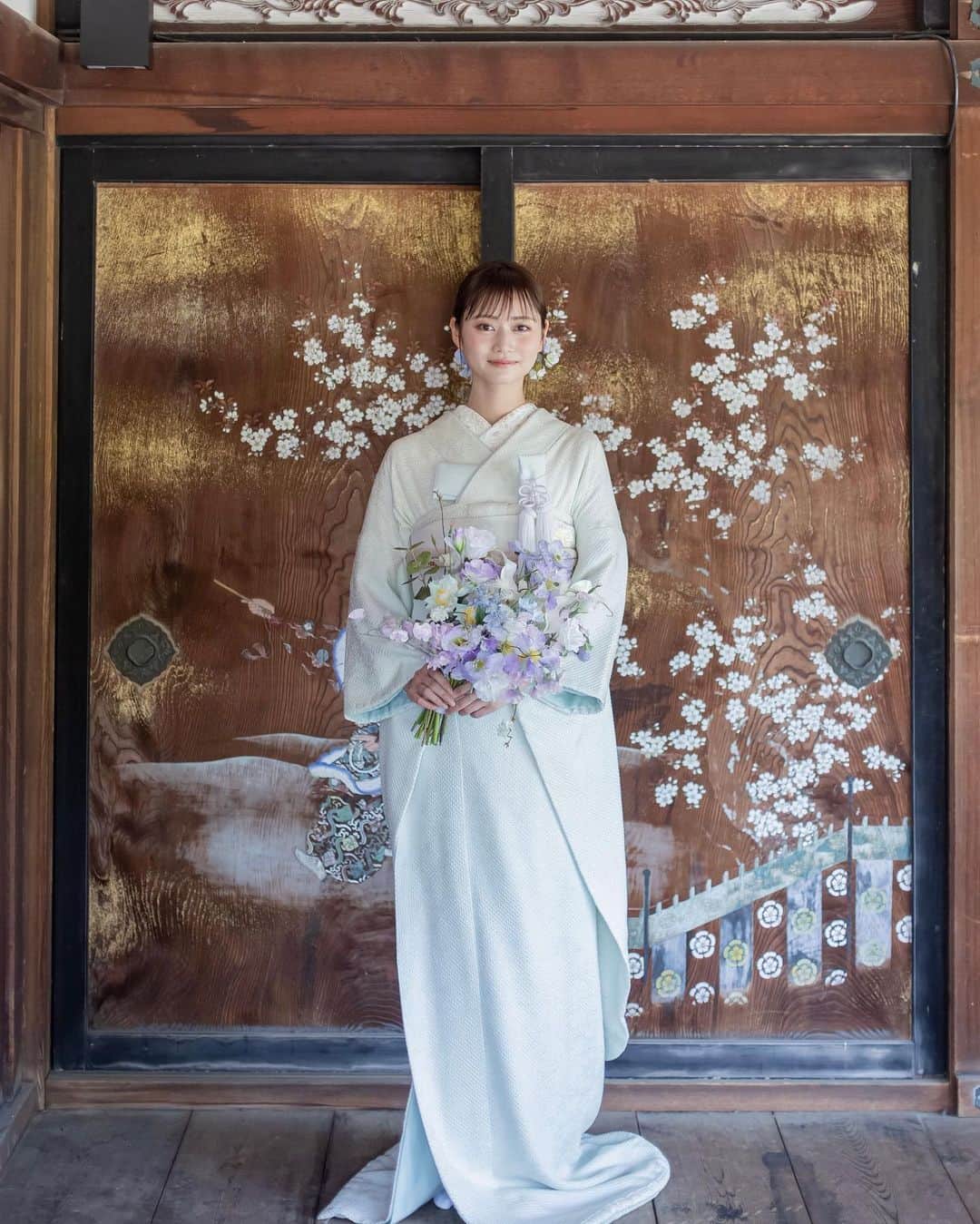 the_dress_roomさんのインスタグラム写真 - (the_dress_roomInstagram)「【京都撮り】世界遺産"仁和寺"にて𓆸お気に入りの白無垢で撮影を𓇬  𓇬 仁和の時代からたたずむお寺で愛らしく輝く、 令和の花嫁。  たくさんの時代を越えて咲きつづける ソメイヨシノやしだれ桜、多くの歌人が詠んだ御室桜は 緑の頃も美しい。  令和の新らしいMUKUをまといながら。 世界遺産の仁和寺にて。  𓇬 𓇬  掛下「ソーダ味の水あめ」をワントーンでコーディネート𓇬 シンプルな中にも襟や帯締めの刺繍で華やかに𓆸  白無垢は、重なる波模様がどこまでも広がる青海波に、秋草が描かれた「青海秋草紋」をお召しいただきました❁   ザ・ドレスルームの"京都撮り"では お着物、お小物からお草履まで お好きな〝色遊び〟をお楽しみいただけます𓇬  仁和寺コース、2024年3月日程まで募集中𓆸  " #京都撮り "詳細は HP【KIMONO PHOTO PLAN】をご覧ください𓇬 @the_dress_room   ご相談などはお気軽にHP【お問合せ】フォームまで  photographer: @tatsuya_takayama  hair&make: @ena0620   #白無垢 #前撮り #後撮り #京都撮り #KYOTO撮り #thedressroom #ザドレスルーム #京都前撮り #和装前撮り#白無垢前撮り #和装花嫁 #和装小物 #和装 #和装ヘア」6月1日 18時55分 - the_dress_room
