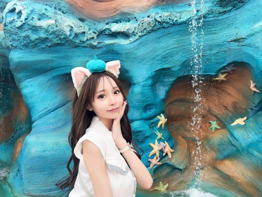 黒宮ちはやのインスタグラム：「やっぱマーメイドラグーンが 1番可愛くて映えるよね🪸🧜🏻‍♀️🫧  #ディズニー #Disney #ディズニーシー #ジェラトーニ #マーメイドラグーン    #黒宮ちはや #小悪魔ageha #モデル #キャバクラ #キャバ嬢 #ホステス #ラウンジ #水商売 #お酒 #歌舞伎町 #新宿 #六本木 #銀座 #北新地 #ミナミ #渋谷 #すすきの #シャンパン #華灯 #ディアレスト」