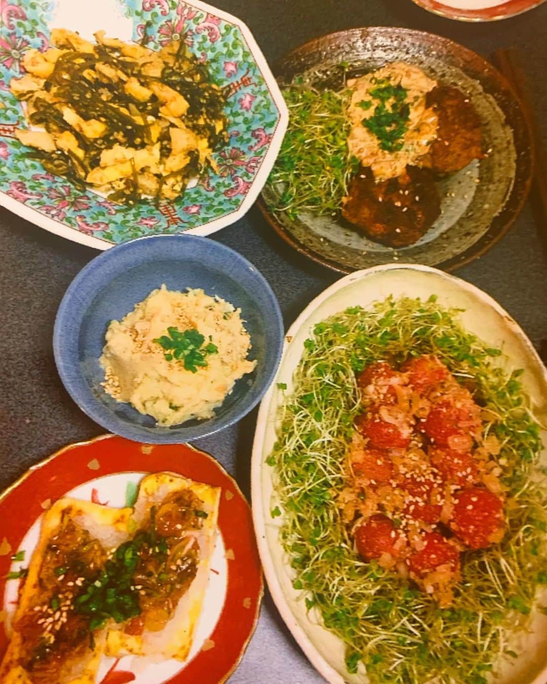 のインスタグラム：「皆さんこんばんは、遠野なぎこです(´∀｀*)♪  “インスタライブ”、またやりたいなぁ。  大体、月1位が理想なのかな。  前回は間に合わなかったという方もいらっしゃったけれど、22時位の週末が良いのかな。  ご意見ご要望があったら、参考にさせて頂くので教えてね🤗💓✨✨✨   さて。  写真左奥の“切り昆布と油揚げ炒め”のレシピ🥢🥘✨  ☆フライパンに胡麻油をひいて、洗って水切りをしてカットした切り昆布を炒めます。  ☆油抜きした油揚げに水分を切りカットし、加えて炒め和風だし、お酒、味醂、お砂糖、お醤油で炒めます。  ☆仕上げに白胡麻を振りかけて出来上がり(*´∇｀*)/🩷✨✨✨  #遠野なぎこ #おうちごはん  #レシピ #ヘルシー #おつまみ #切り昆布 #油揚げ #炒め物 #胡麻油」