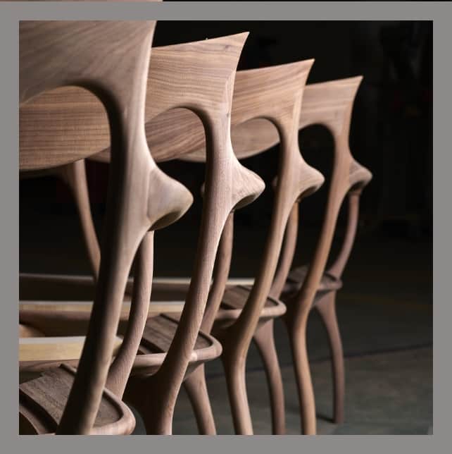 Cassina ixc. (カッシーナ・イクスシー) さんのインスタグラム写真 - (Cassina ixc. (カッシーナ・イクスシー) Instagram)「CECCOTTI COLLEZIONI（チェコッティ・コレツィオーニ）の家具は、じっくりと時間を掛けて形作られていきます。数十年掛けて大切に育てられたウォールナット、チェリー、オークなどの貴重な木材から最高等級の木材だけを選び、三次元に曲線を描く独特の部材を作るのに充分な厚みのある木材を別注で製材し、加工しています。 . #ceccotticollezioni #cassinaixc #interior #interiorinspiration #homedecor #design #craftmanship #カッシーナイクスシー #チェコッティコレツィオーニ #インテリア #インテリアコーディネート #インテリアショップ #ライフスタイル #デザイン #家具 #家具コーディネート #豊かな暮らし」6月1日 19時01分 - cassinaixc_official