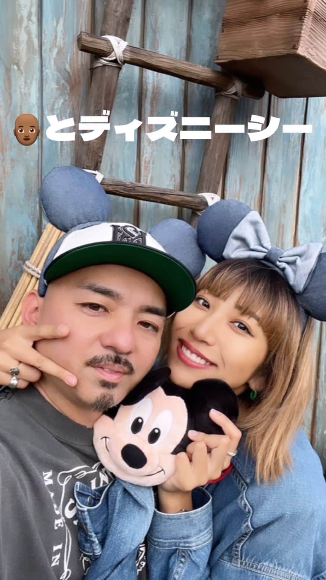 古賀あかねのインスタグラム：「妊娠中さいごにディズニーいけた🥹 しかも何年も行ってなくて記憶になかったディズニーシー🌊  ポップコーン4回ぐらい食べれて幸せだった。 👨🏾‍🦲ありがとう！！ ちゃっかりデニムでオソロコーデ🫰🏽」