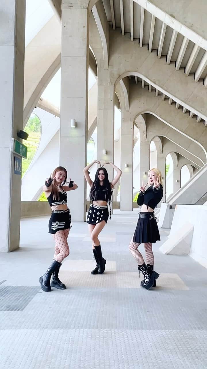 EVERGLOWのインスタグラム：「Look so cool like EG✨💖 #EVERGLOW #에버글로우 #미아 #MIA #온다 #ONDA #아샤 #AISHA #퀸카챌린지 #QueencardChallenge」