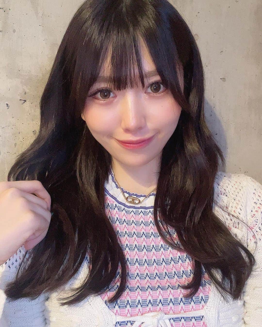 SHINTANITOUKOのインスタグラム：「髪の毛引き続きエクステつけた笑 そしてめちゃ暗くした😇😇 真夏になったらさすがに エクステきついからまた地毛に 戻す予定🙆‍♀️  #ロングヘア #エクステ #韓国ヘア #韓国風ヘア #韓国風 #ヘアアレンジ #表参道 #logomotesando #お洒落#レースクイーン #racequeen #rq#黒髪 #黒髪ロング#美容院」