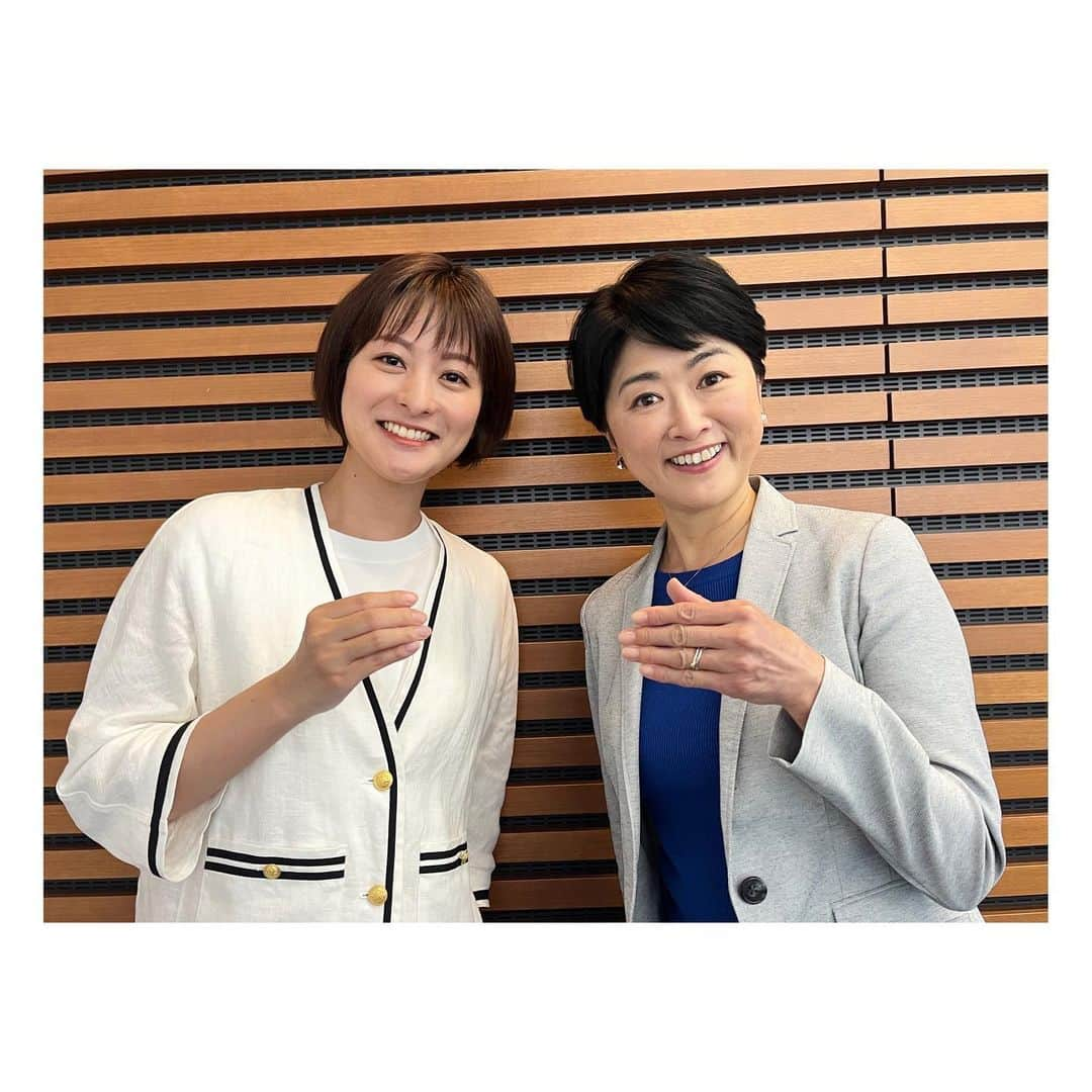 徳島えりかさんのインスタグラム写真 - (徳島えりかInstagram)「* 今日から日テレ学院の院長に就任された豊田さん😌 ⁡ 若手のころ、はじめて音楽番組を担当した際 進行の拙さや目線の定まらなさやら たくさん反省があった中で 豊田さんに 「色々あるだろうけど、まずマイクを美しく持って！」と 近くにあったマジックで持ち方を教わりました🎤 そんな思い出をふりかえった写真です笑 ⁡ いつもきめ細やかに私たちを見守ってくれた豊田さんが これから学院でより幅広く たくさんの人を育てていくのかと思うと楽しみです…🌱  ⁡ #ありがとうございました #これからもよろしくお願い致します🙇🏻‍♂️」6月1日 19時05分 - tokushima_erika