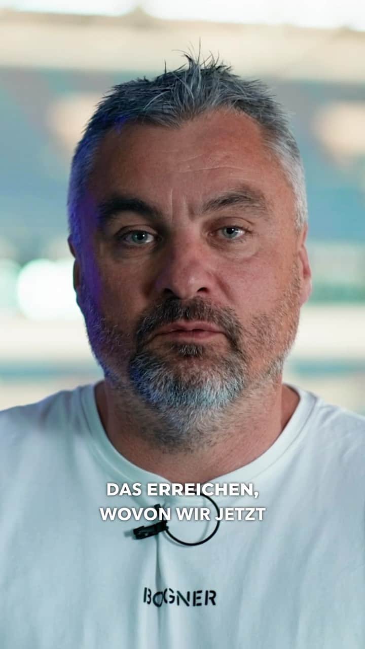 シャルケ04のインスタグラム：「Den Blick nach vorne richten und die Korrektur anstreben - gemeinsam mit euch! 🤝 . Das komplette Interview mit dem Coach gibt’s auf YouTube ➡️ Link in der Bio! . . #Schalke #S04 #Football #Soccer #Fußball #Futbol #Knappen #🔵⚪️」