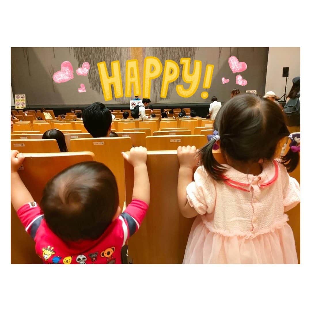 のインスタグラム：「🤰臨月🤰 無事、 #臨月 に入って一安心💓 あと１週間ほどでいつ産まれても大丈夫な時期（生期産）に入るので、もう少し…できるだけ身体を休めながらの #育児 にしたいと思います🌟  先日は #しまじろうコンサート に行ってきました🥰 3回目かな？  最近「まーろぅ、まーろぅ」と言いながら、しまじろうパペットとピクニックごっこしたり一緒にお出かけしたり寝室に連れて行ってる姿を見て実際に会わせたくなってしまい…チケット購入🥰 席で抱っこしながらの観賞で少し心配でしたが、終始、前のめりで見てくれてたので大きなお腹に負担かからず助かりました🙇‍♀️  ひーちゃん @aizawa0822hitomi と娘ちゃんに約一年ぶりに会えて嬉しい時間😍 付き合ってくれてありがとー💓  この日の夜は #しまじろう を抱っこして寝てました🥰 また行こうね💓」