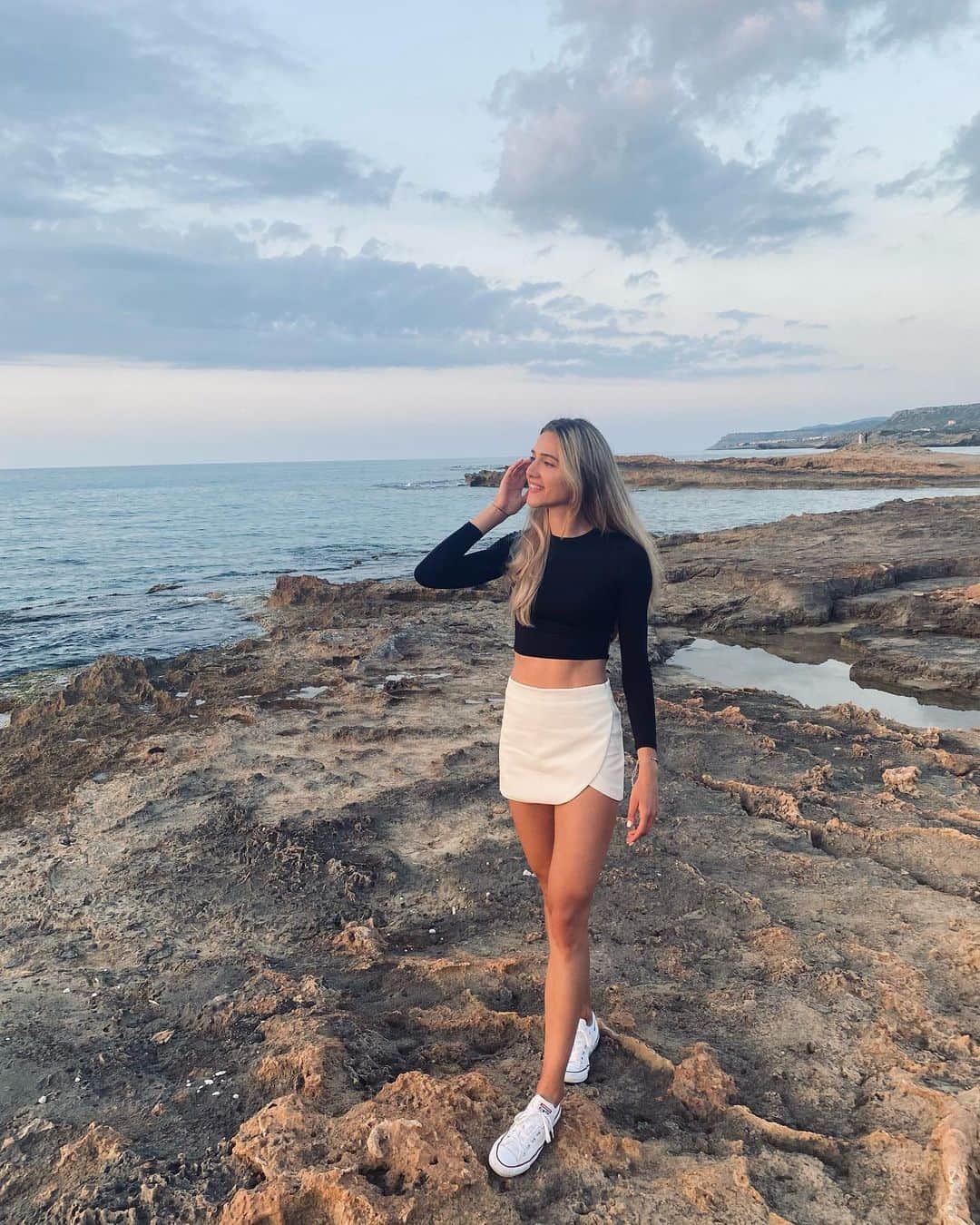 Karolina ŁOZOWSKAのインスタグラム：「Czwartek niczego sobie 🫶   #greece #smile #holiday #sea #niceview」